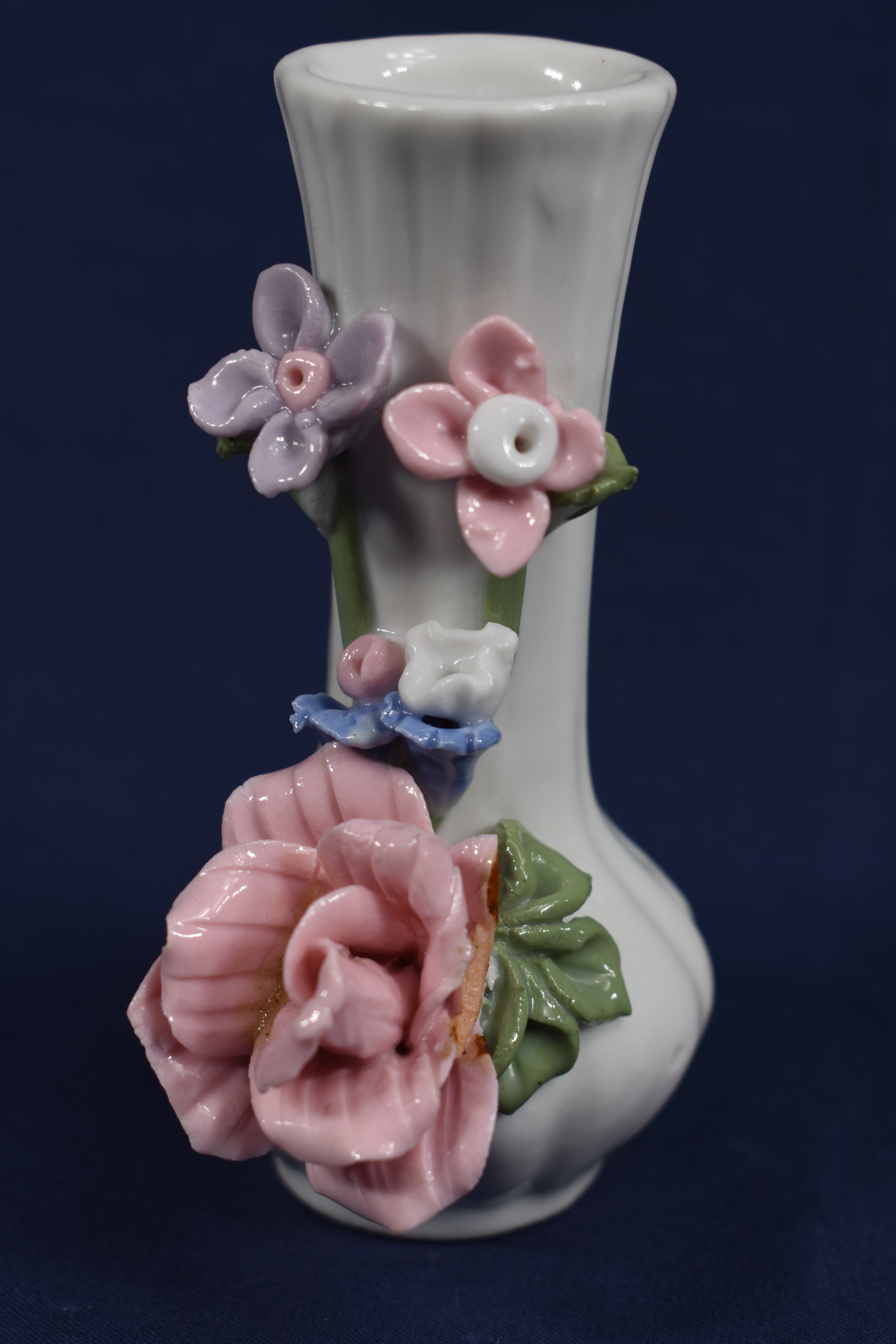 Voir photo 10 de Ensemble d'objet en faïence décorée ( vase hauteur 12, coffret à bijoux hauteur 7 et petit chien hauteur 5 cm ) Ensemble d'objet en faïence décorée ( vase hauteur 12, coffret à bijoux hauteur 7 et petit chien hauteur 5 cm ) Bon état reconditionné photo 10