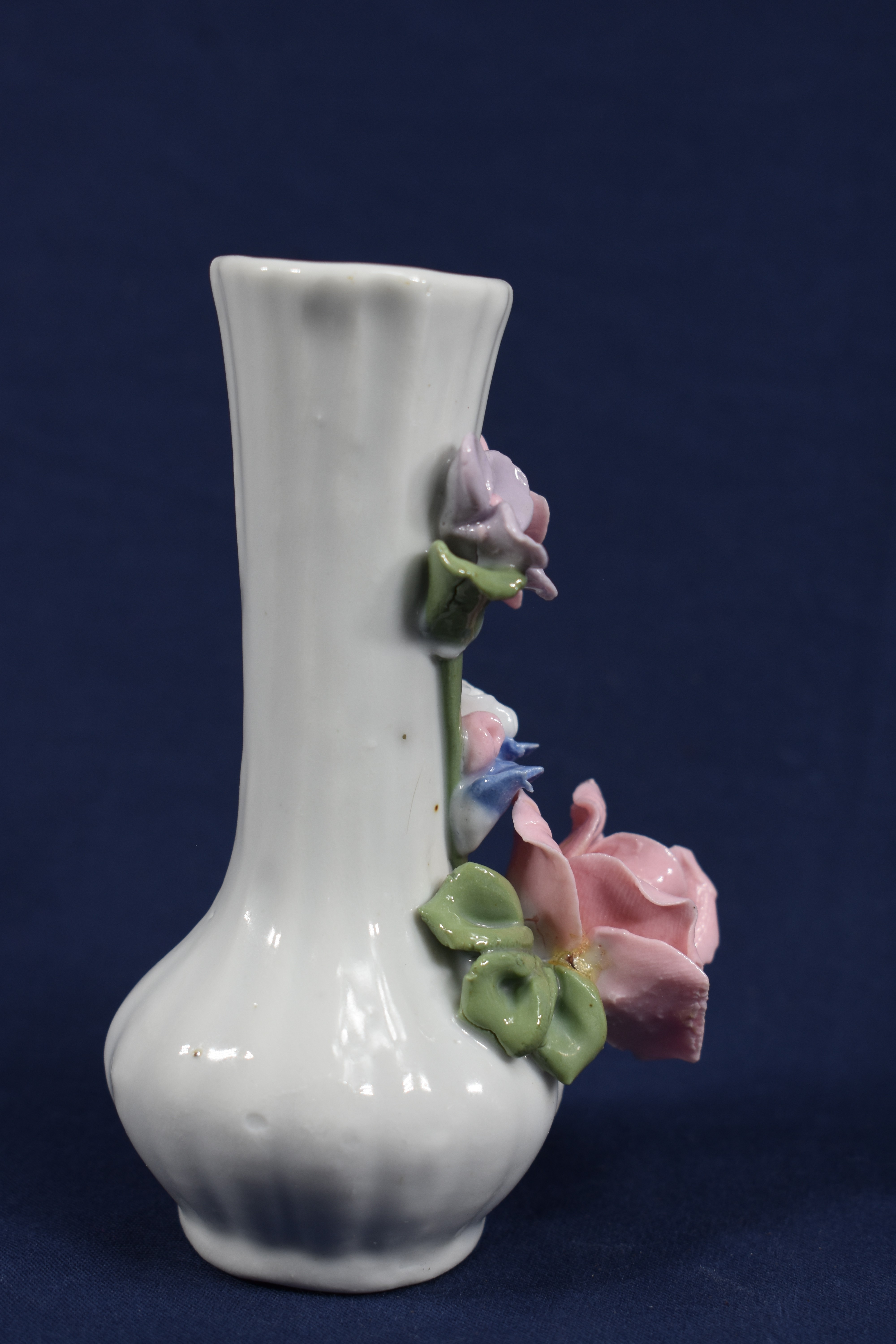 Voir photo 11 de Ensemble d'objet en faïence décorée ( vase hauteur 12, coffret à bijoux hauteur 7 et petit chien hauteur 5 cm ) Ensemble d'objet en faïence décorée ( vase hauteur 12, coffret à bijoux hauteur 7 et petit chien hauteur 5 cm ) Bon état reconditionné photo 11