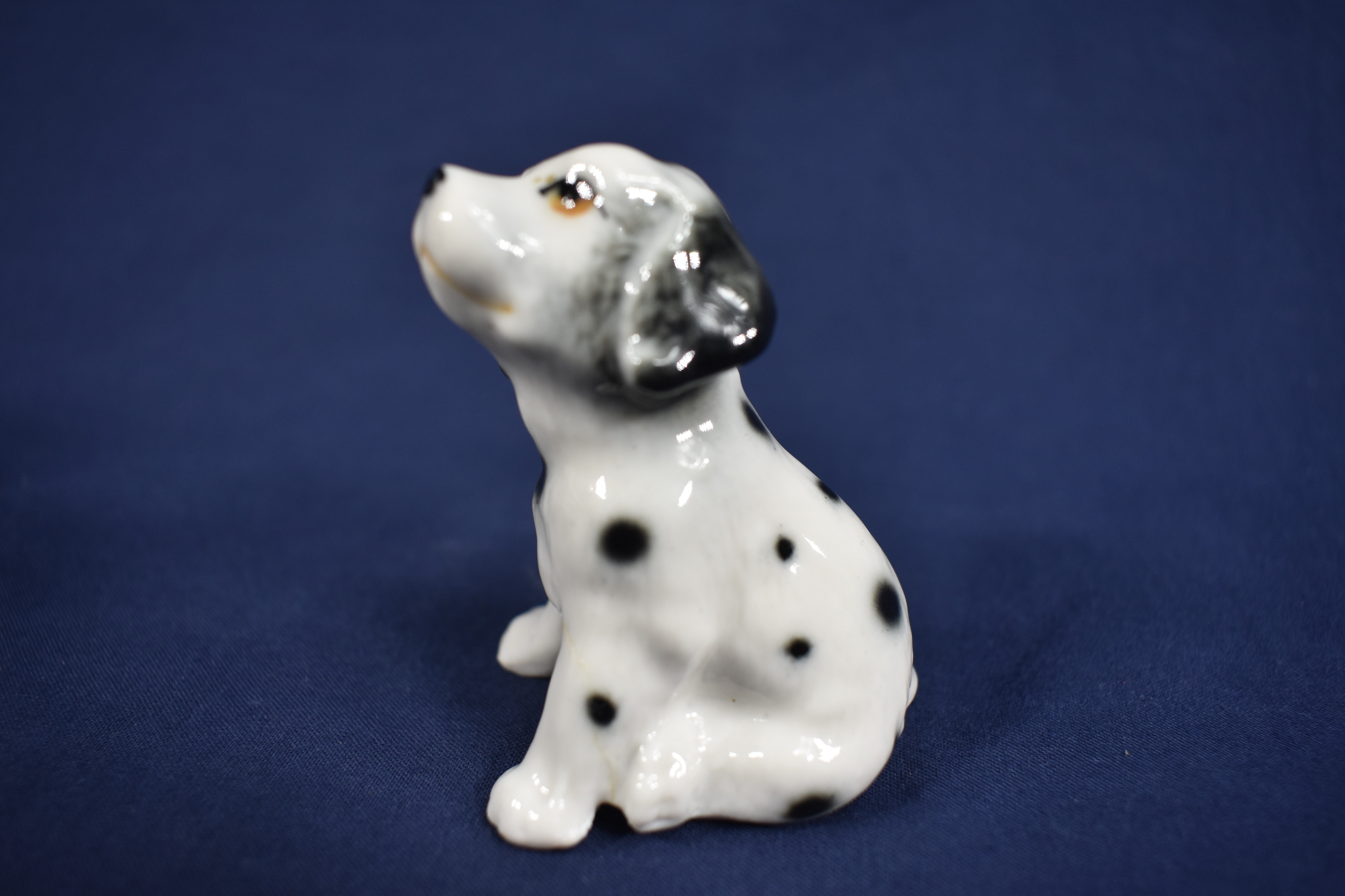 Voir photo 13 de Ensemble d'objet en faïence décorée ( vase hauteur 12, coffret à bijoux hauteur 7 et petit chien hauteur 5 cm ) Ensemble d'objet en faïence décorée ( vase hauteur 12, coffret à bijoux hauteur 7 et petit chien hauteur 5 cm ) Bon état reconditionné photo 13