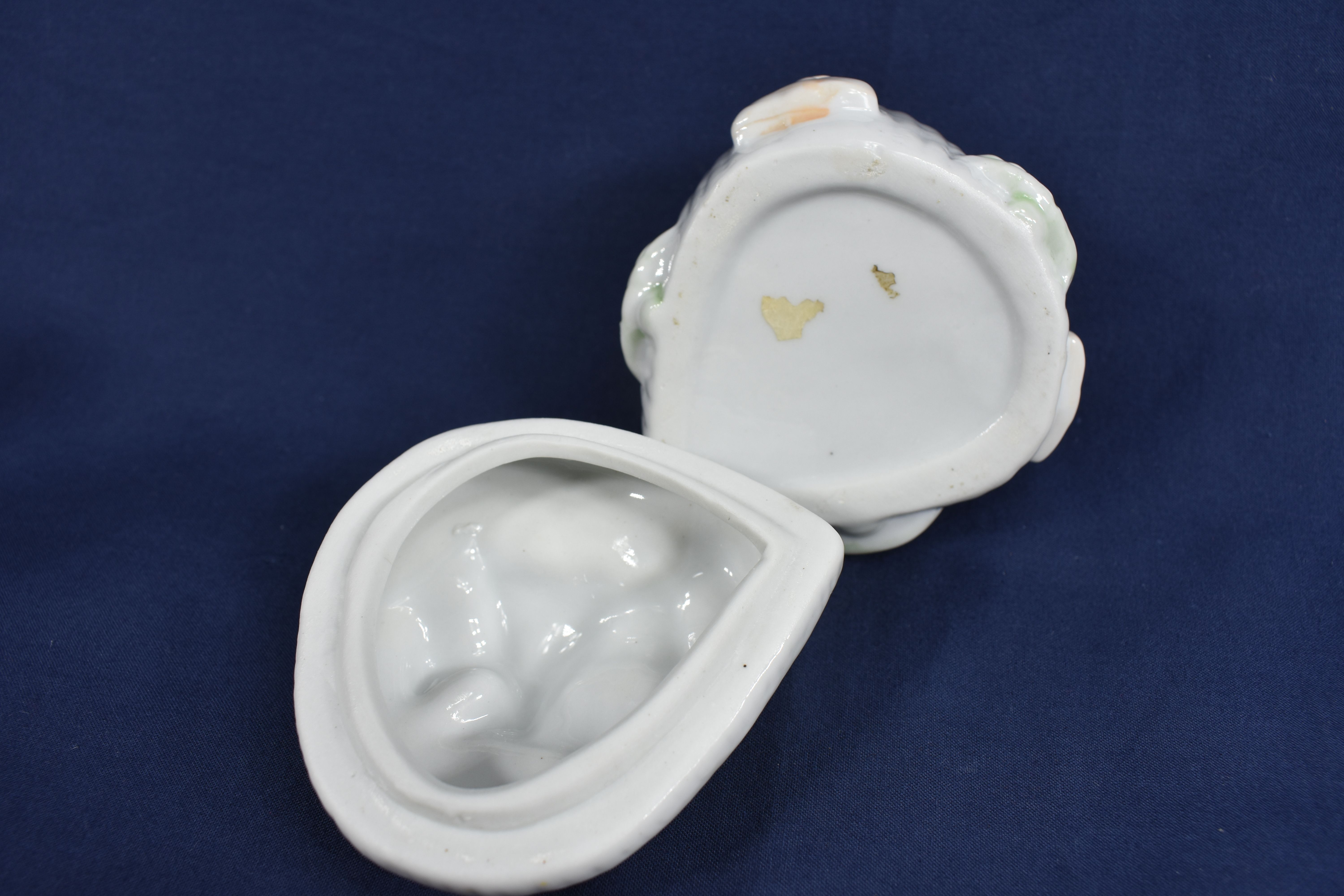 Voir photo 15 de Ensemble d'objet en faïence décorée ( vase hauteur 12, coffret à bijoux hauteur 7 et petit chien hauteur 5 cm ) Ensemble d'objet en faïence décorée ( vase hauteur 12, coffret à bijoux hauteur 7 et petit chien hauteur 5 cm ) Bon état reconditionné photo 15