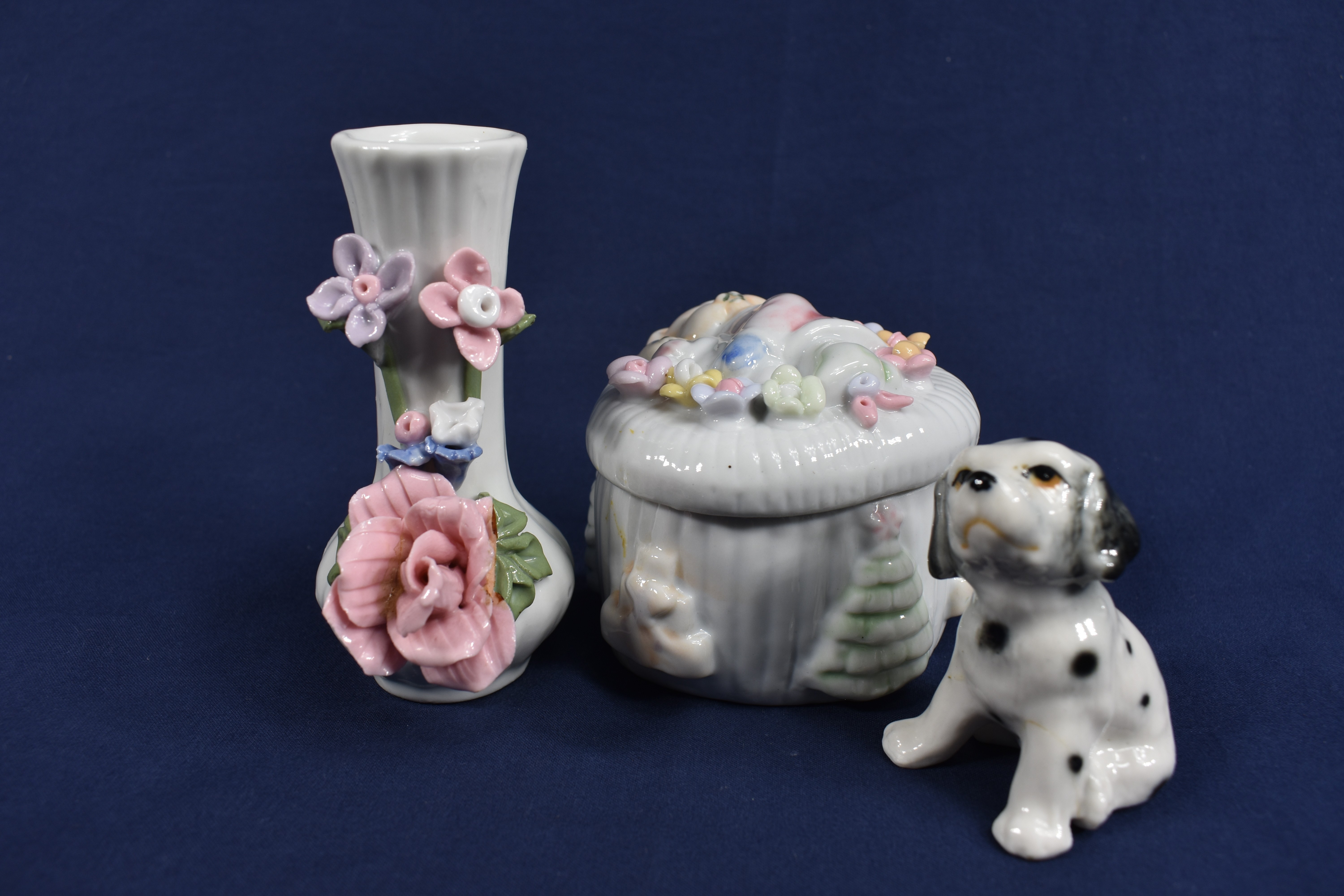 Voir photo 2 de Ensemble d'objet en faïence décorée ( vase hauteur 12, coffret à bijoux hauteur 7 et petit chien hauteur 5 cm ) Ensemble d'objet en faïence décorée ( vase hauteur 12, coffret à bijoux hauteur 7 et petit chien hauteur 5 cm ) Bon état reconditionné photo 2