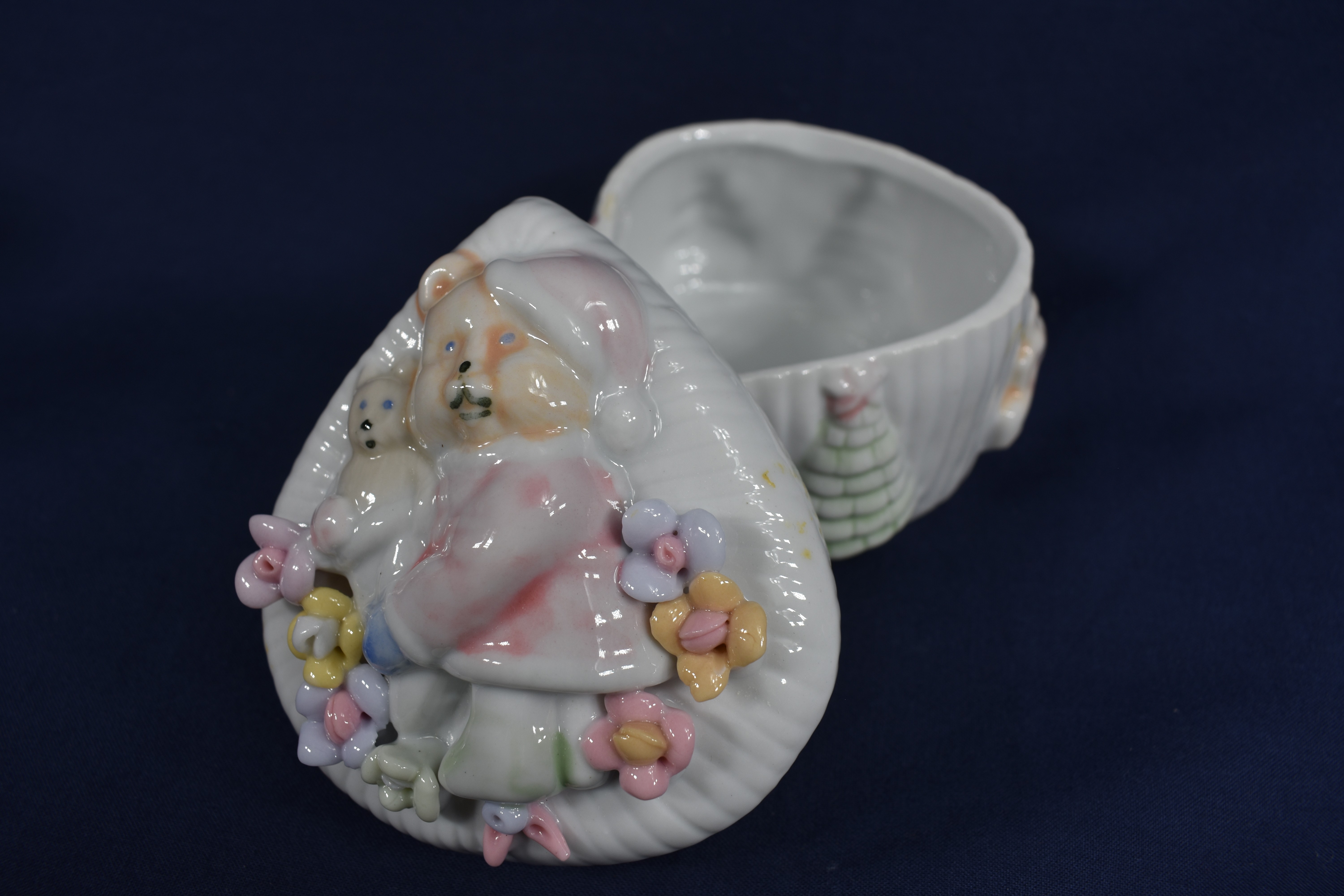 Voir photo 3 de Ensemble d'objet en faïence décorée ( vase hauteur 12, coffret à bijoux hauteur 7 et petit chien hauteur 5 cm ) Ensemble d'objet en faïence décorée ( vase hauteur 12, coffret à bijoux hauteur 7 et petit chien hauteur 5 cm ) Bon état reconditionné photo 3