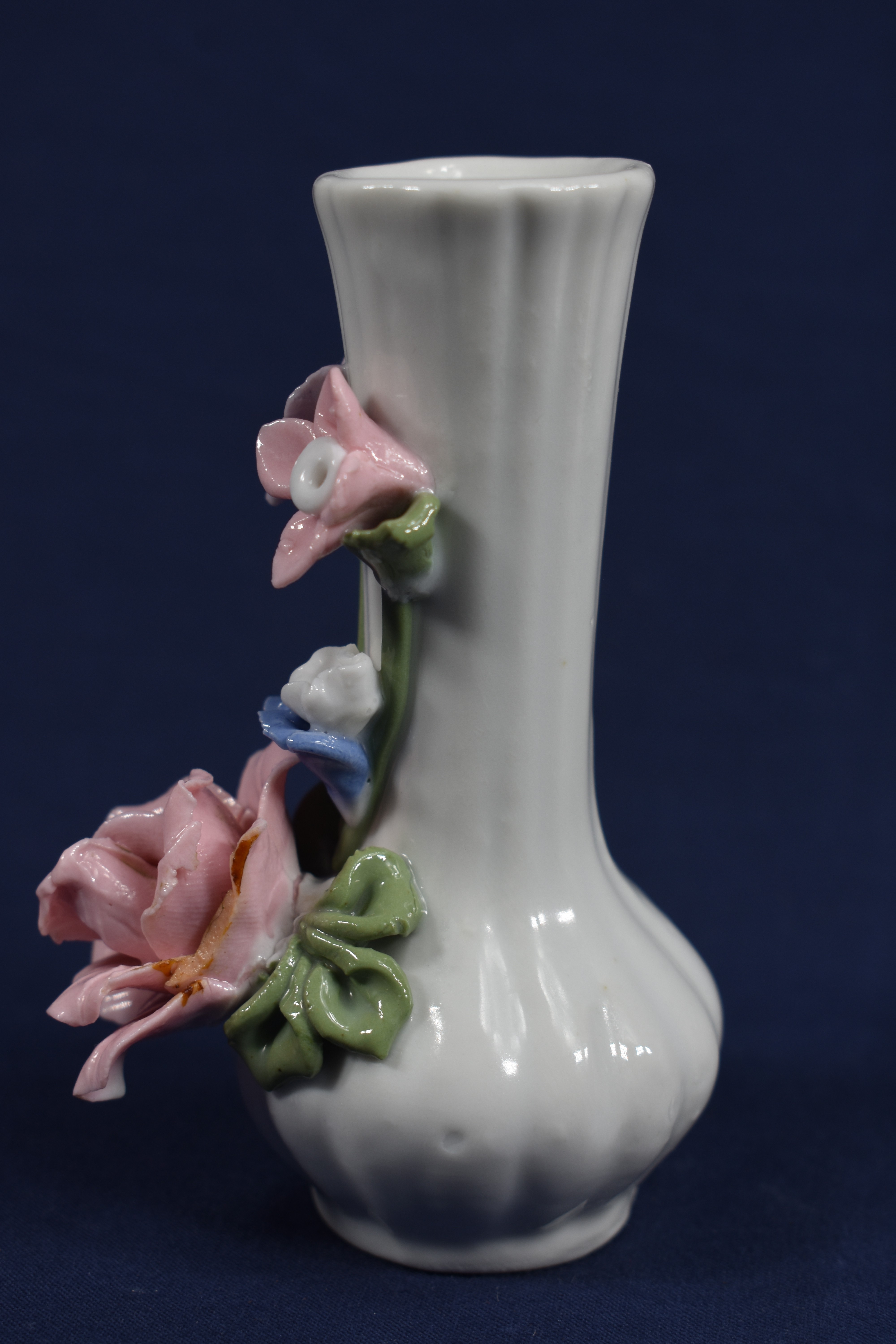 Voir photo 4 de Ensemble d'objet en faïence décorée ( vase hauteur 12, coffret à bijoux hauteur 7 et petit chien hauteur 5 cm ) Ensemble d'objet en faïence décorée ( vase hauteur 12, coffret à bijoux hauteur 7 et petit chien hauteur 5 cm ) Bon état reconditionné photo 4