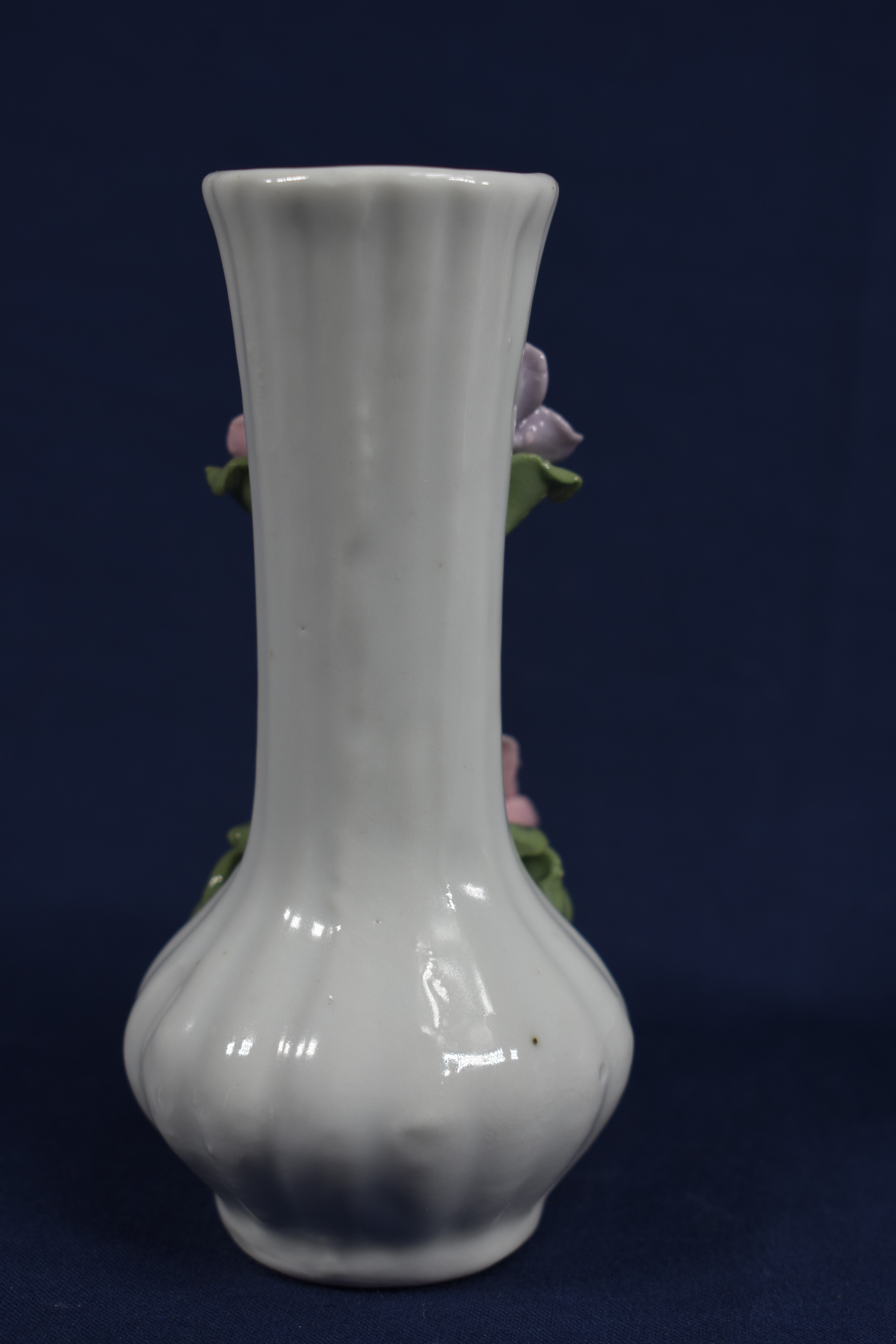 Voir photo 5 de Ensemble d'objet en faïence décorée ( vase hauteur 12, coffret à bijoux hauteur 7 et petit chien hauteur 5 cm ) Ensemble d'objet en faïence décorée ( vase hauteur 12, coffret à bijoux hauteur 7 et petit chien hauteur 5 cm ) Bon état reconditionné photo 5