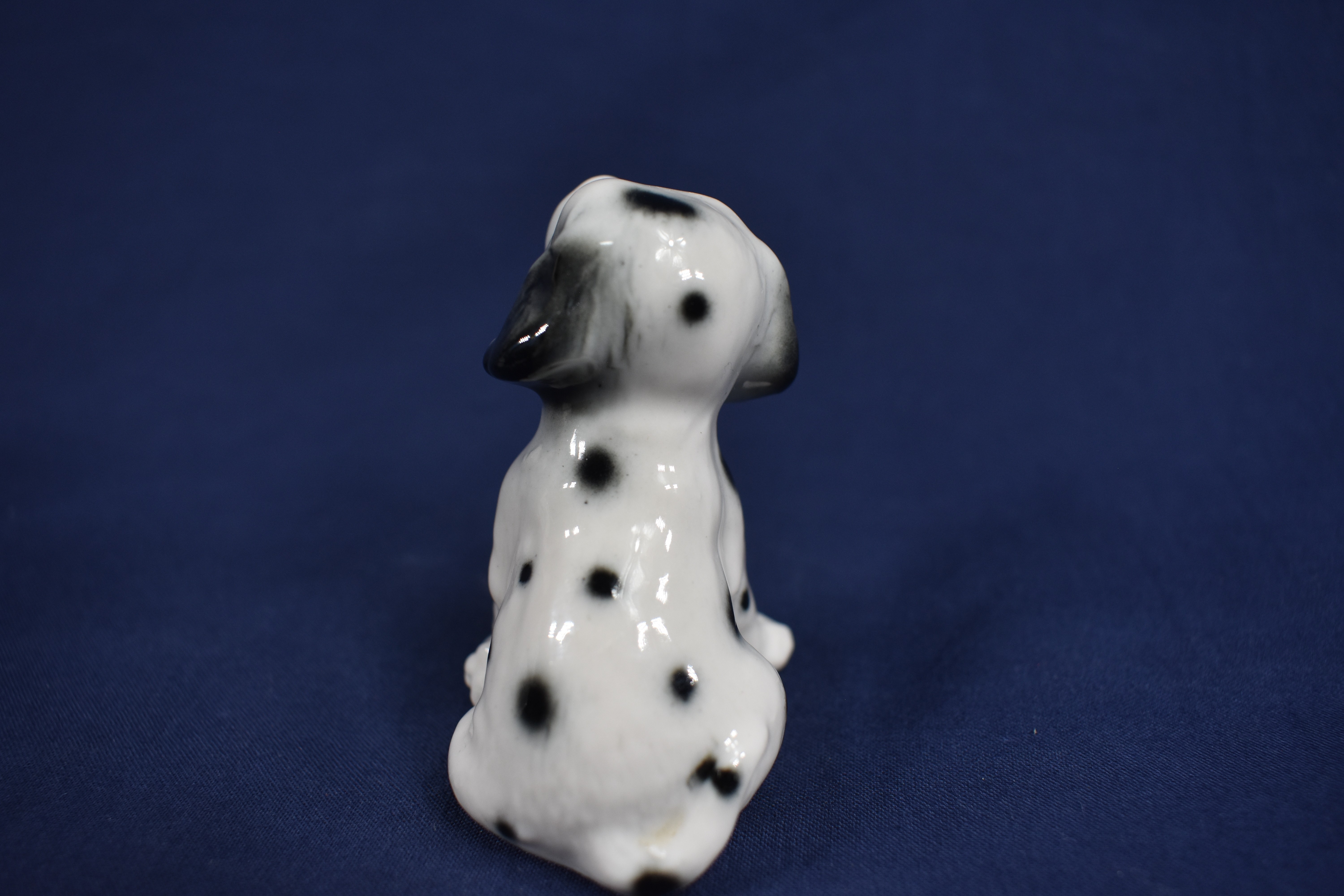 Voir photo 6 de Ensemble d'objet en faïence décorée ( vase hauteur 12, coffret à bijoux hauteur 7 et petit chien hauteur 5 cm ) Ensemble d'objet en faïence décorée ( vase hauteur 12, coffret à bijoux hauteur 7 et petit chien hauteur 5 cm ) Bon état reconditionné photo 6