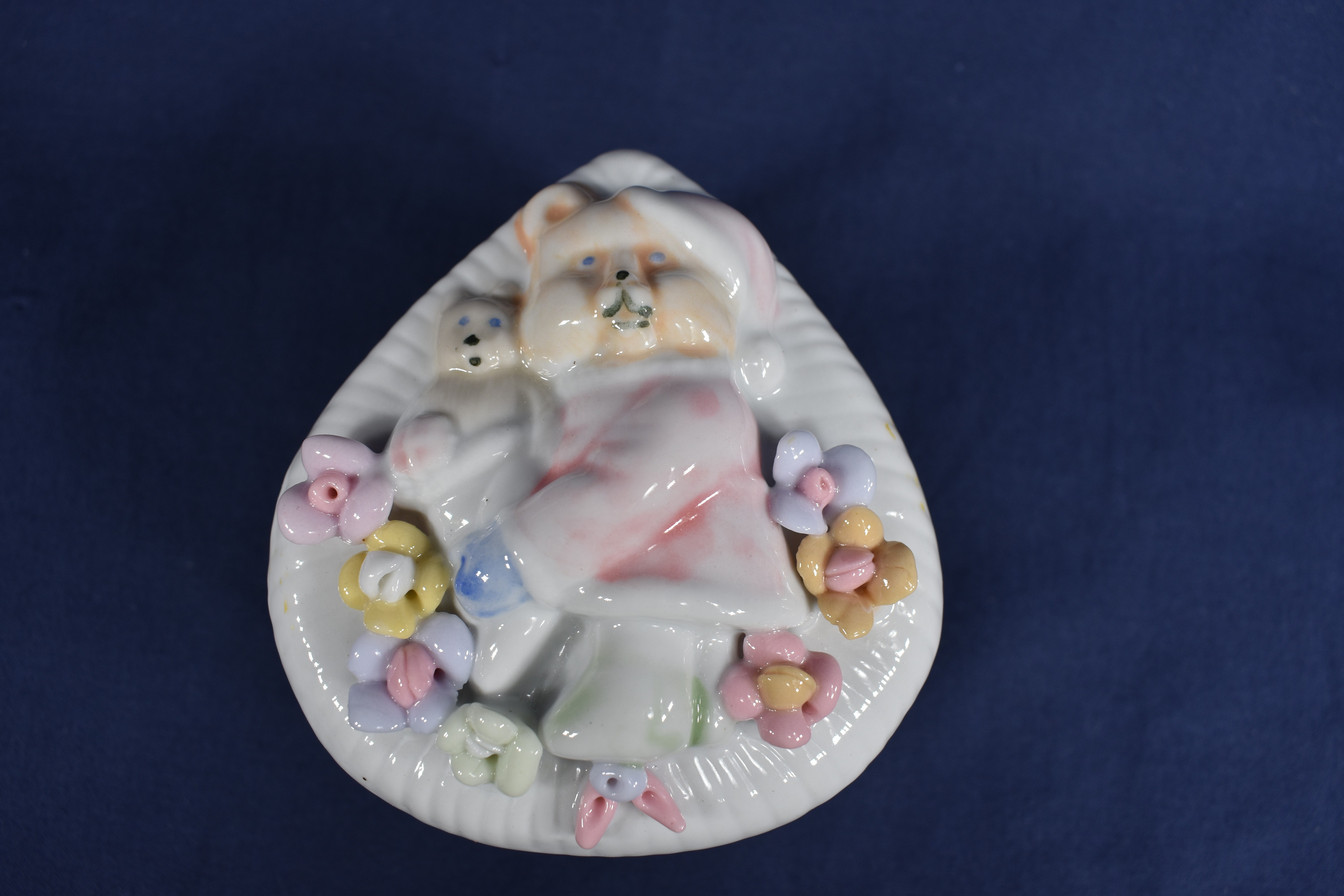 Voir photo 7 de Ensemble d'objet en faïence décorée ( vase hauteur 12, coffret à bijoux hauteur 7 et petit chien hauteur 5 cm ) Ensemble d'objet en faïence décorée ( vase hauteur 12, coffret à bijoux hauteur 7 et petit chien hauteur 5 cm ) Bon état reconditionné photo 7