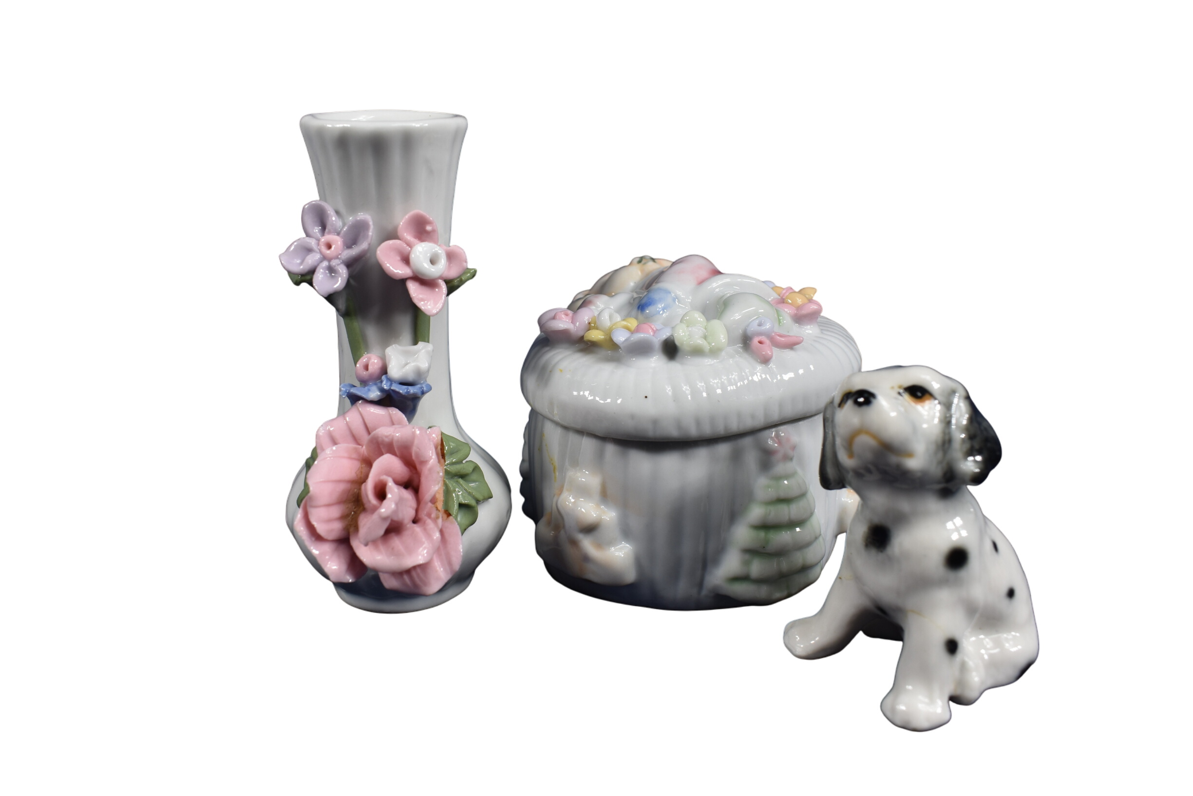 Ensemble d'objet en faïence décorée ( vase hauteur 12, coffret à bijoux hauteur 7 et petit chien hauteur 5 cm ) Bon état - 13,00 € Ensemble d'objet en faïence décorée ( vase hauteur 12, coffret à bijoux hauteur 7 et petit chien hauteur 5 cm ) Bon état reconditionné disponible sur Label Emmaüs