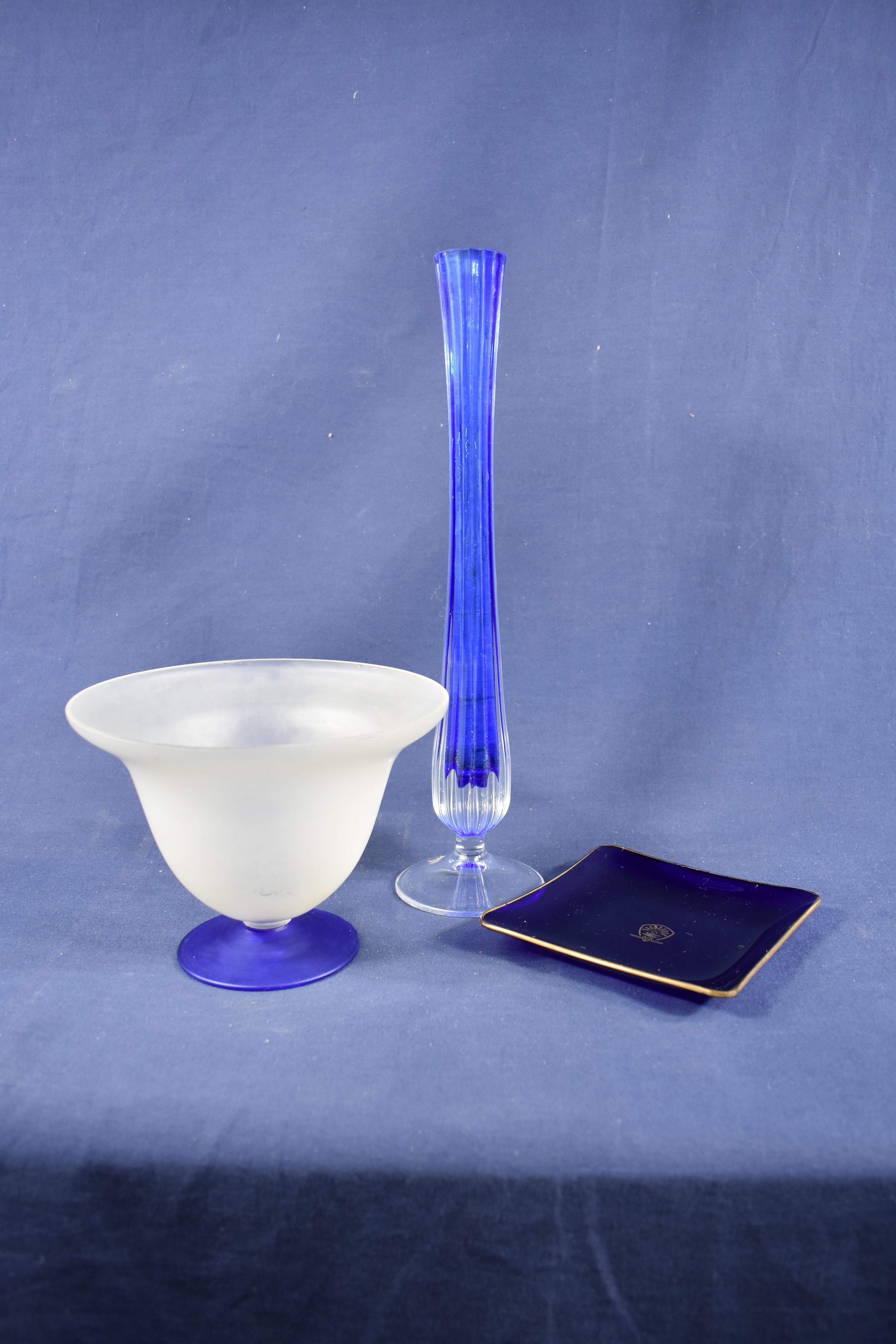 Voir photo 2 de Ensemble d'objets bleus, 1 Soliflore cannelé en cristal DURAND ( h. 30 cm ), 1 coupe ( h, 11 d. 15 cm. ), 1 cendrier Air Madagascar (l. 11 cm ). Ensemble d'objets bleus, 1 Soliflore cannelé en cristal DURAND ( h. 30 cm ), 1 coupe ( h, 11 d. 15 cm. ), 1 cendrier Air Madagascar (l. 11 cm ). Bon état reconditionné photo 2