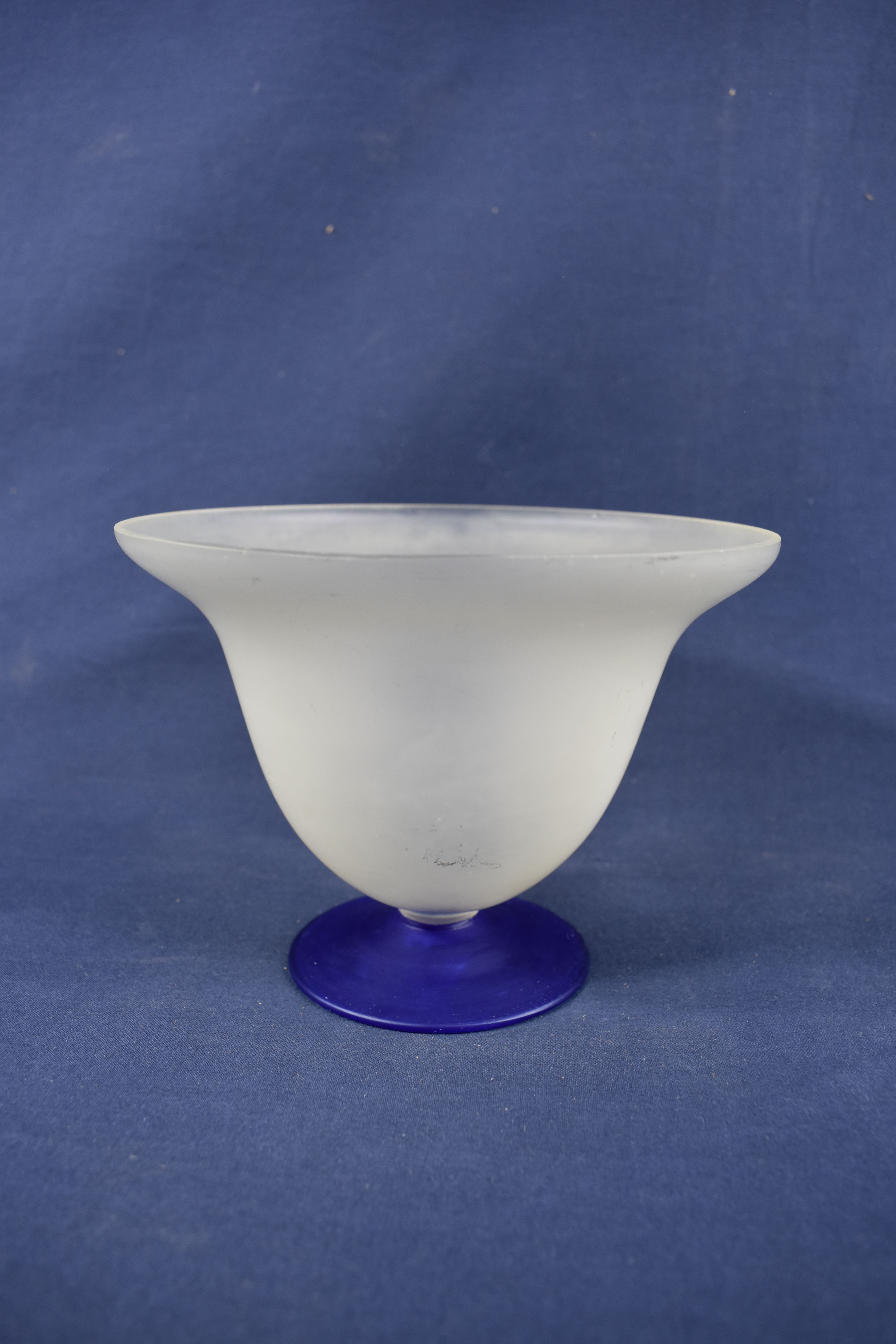 Voir photo 3 de Ensemble d'objets bleus, 1 Soliflore cannelé en cristal DURAND ( h. 30 cm ), 1 coupe ( h, 11 d. 15 cm. ), 1 cendrier Air Madagascar (l. 11 cm ). Ensemble d'objets bleus, 1 Soliflore cannelé en cristal DURAND ( h. 30 cm ), 1 coupe ( h, 11 d. 15 cm. ), 1 cendrier Air Madagascar (l. 11 cm ). Bon état reconditionné photo 3