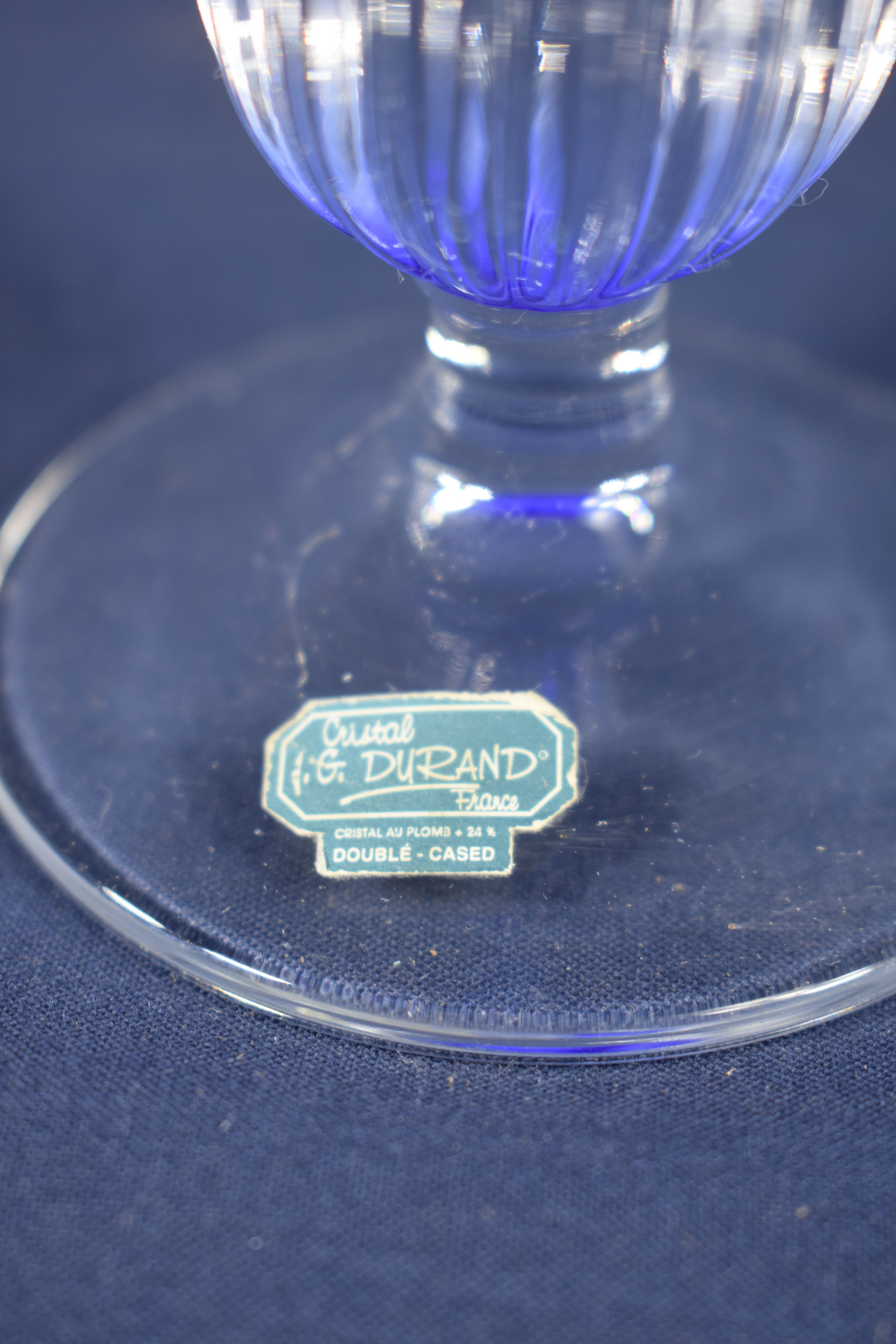 Voir photo 4 de Ensemble d'objets bleus, 1 Soliflore cannelé en cristal DURAND ( h. 30 cm ), 1 coupe ( h, 11 d. 15 cm. ), 1 cendrier Air Madagascar (l. 11 cm ). Ensemble d'objets bleus, 1 Soliflore cannelé en cristal DURAND ( h. 30 cm ), 1 coupe ( h, 11 d. 15 cm. ), 1 cendrier Air Madagascar (l. 11 cm ). Bon état reconditionné photo 4