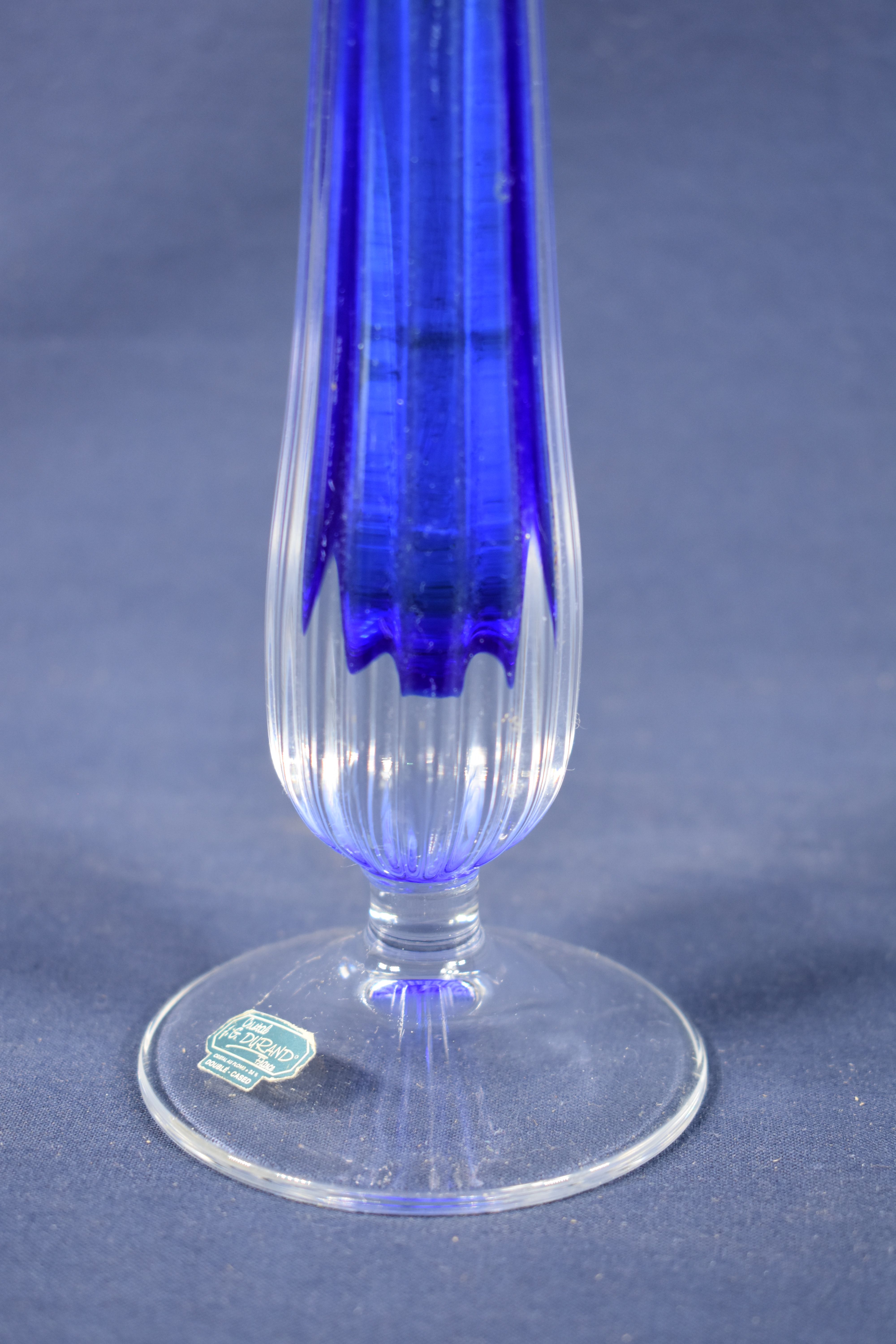 Voir photo 5 de Ensemble d'objets bleus, 1 Soliflore cannelé en cristal DURAND ( h. 30 cm ), 1 coupe ( h, 11 d. 15 cm. ), 1 cendrier Air Madagascar (l. 11 cm ). Ensemble d'objets bleus, 1 Soliflore cannelé en cristal DURAND ( h. 30 cm ), 1 coupe ( h, 11 d. 15 cm. ), 1 cendrier Air Madagascar (l. 11 cm ). Bon état reconditionné photo 5
