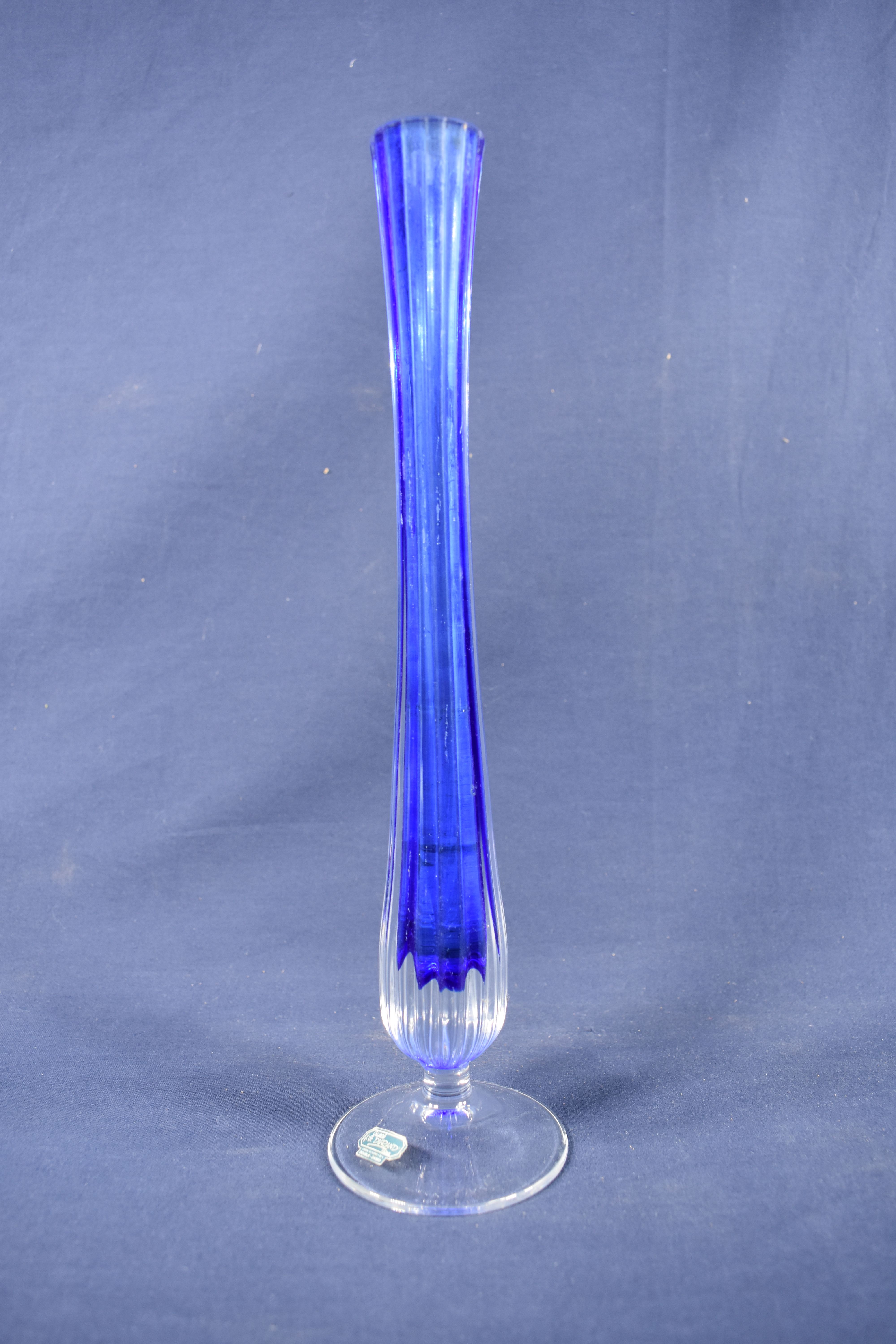 Voir photo 6 de Ensemble d'objets bleus, 1 Soliflore cannelé en cristal DURAND ( h. 30 cm ), 1 coupe ( h, 11 d. 15 cm. ), 1 cendrier Air Madagascar (l. 11 cm ). Ensemble d'objets bleus, 1 Soliflore cannelé en cristal DURAND ( h. 30 cm ), 1 coupe ( h, 11 d. 15 cm. ), 1 cendrier Air Madagascar (l. 11 cm ). Bon état reconditionné photo 6