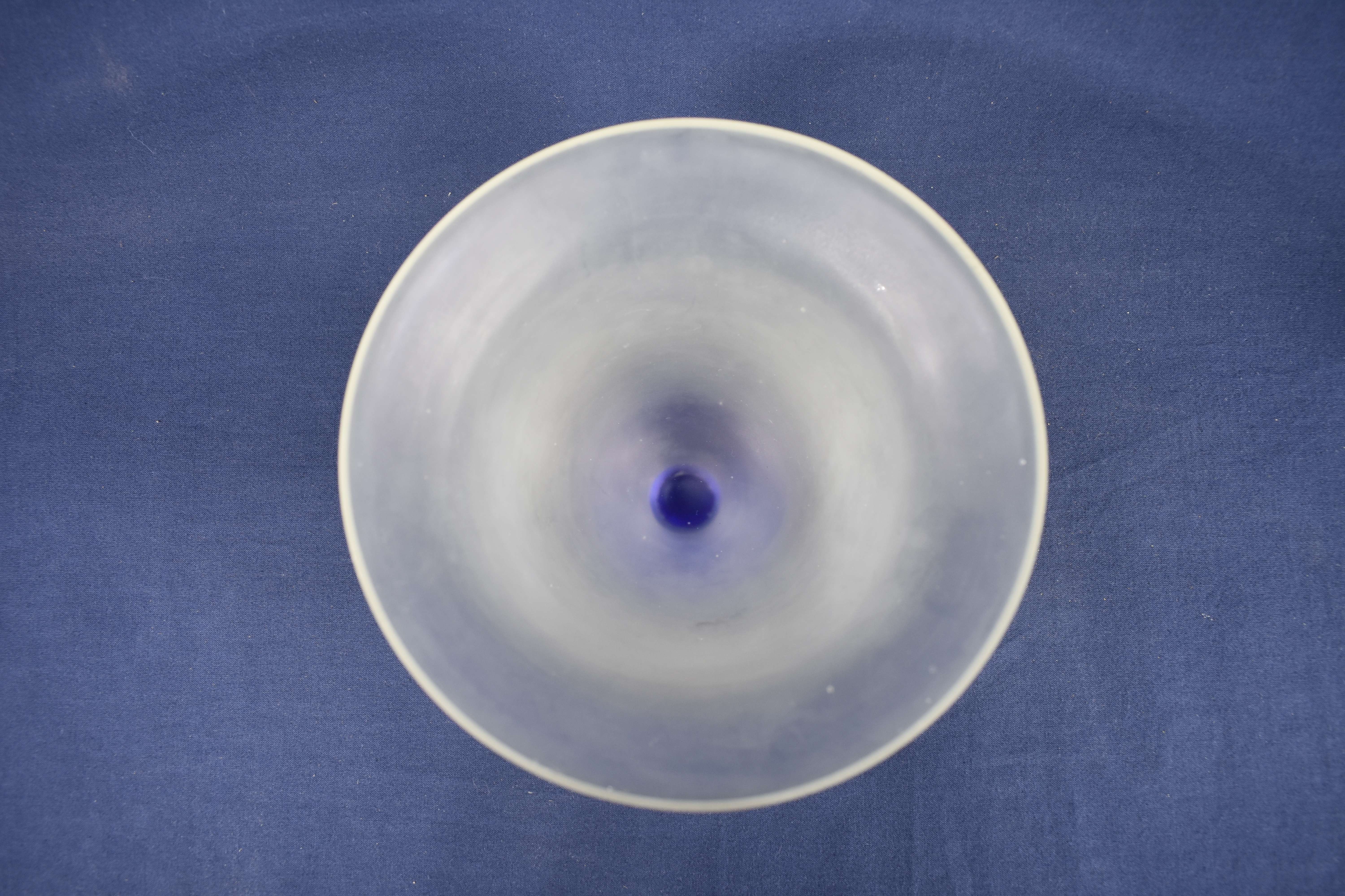 Voir photo 7 de Ensemble d'objets bleus, 1 Soliflore cannelé en cristal DURAND ( h. 30 cm ), 1 coupe ( h, 11 d. 15 cm. ), 1 cendrier Air Madagascar (l. 11 cm ). Ensemble d'objets bleus, 1 Soliflore cannelé en cristal DURAND ( h. 30 cm ), 1 coupe ( h, 11 d. 15 cm. ), 1 cendrier Air Madagascar (l. 11 cm ). Bon état reconditionné photo 7