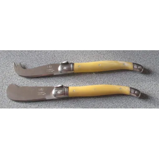 Ensemble D'un Couteau À Fromage Et D'un Couteau À Beurre Assortis-Lame Laguiole L'éclair-Manche Jaune Délicatement Veiné De Blanc - Longueur Totale 17.5cm-Produits Magnet Lbp - 10,00 € Ensemble D'un Couteau À Fromage Et D'un Couteau À Beurre Assortis-Lame Laguiole L'éclair-Manche Jaune Délicatement Veiné De Blanc - Longueur Totale 17.5cm-Produits Magnet Lbp reconditionné disponible sur Rakuten