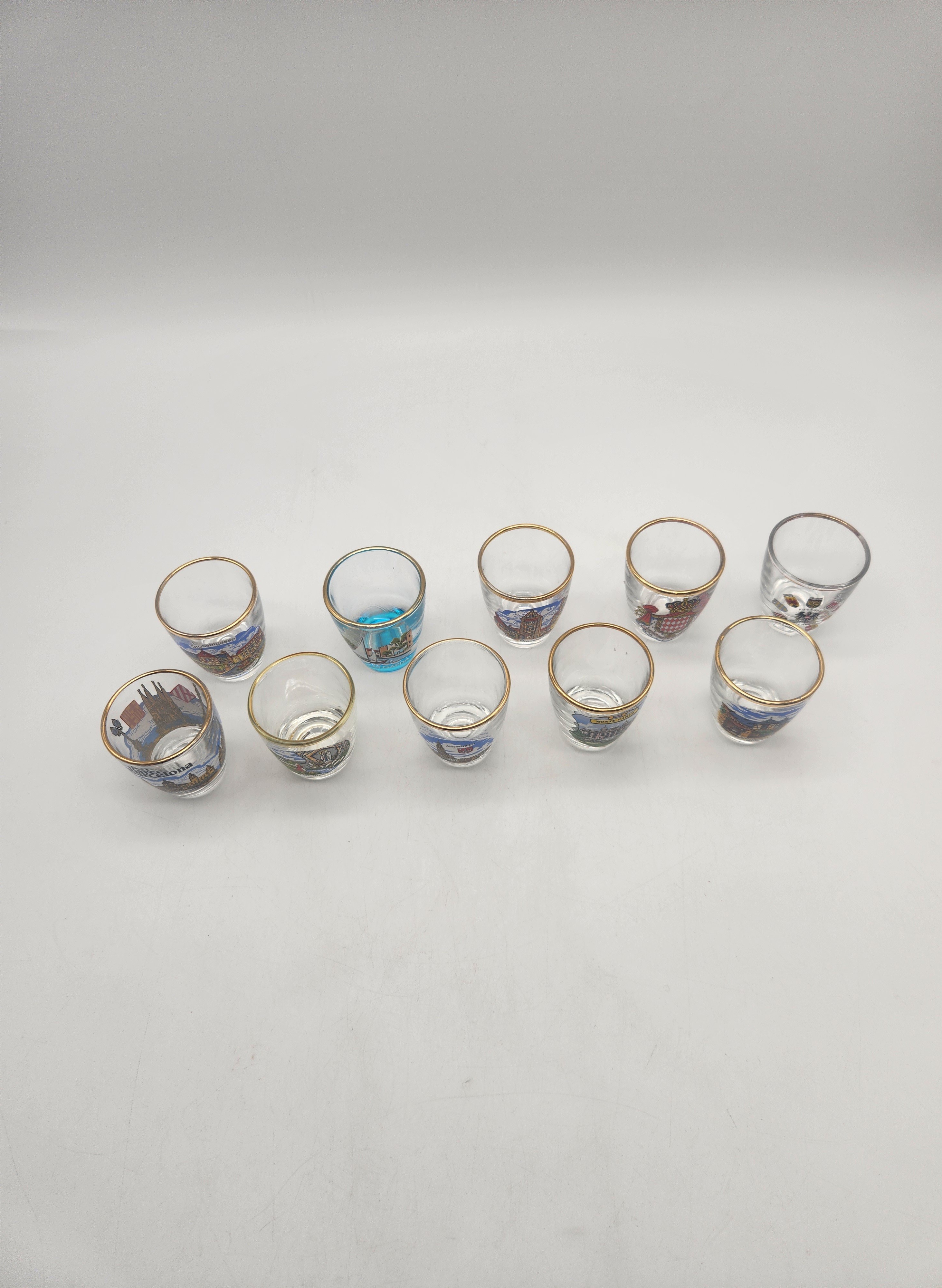 Voir photo 2 de Ensemble de 10 petits verres à liqueur de collection Ensemble de 10 petits verres à liqueur de collection Très bon état reconditionné photo 2