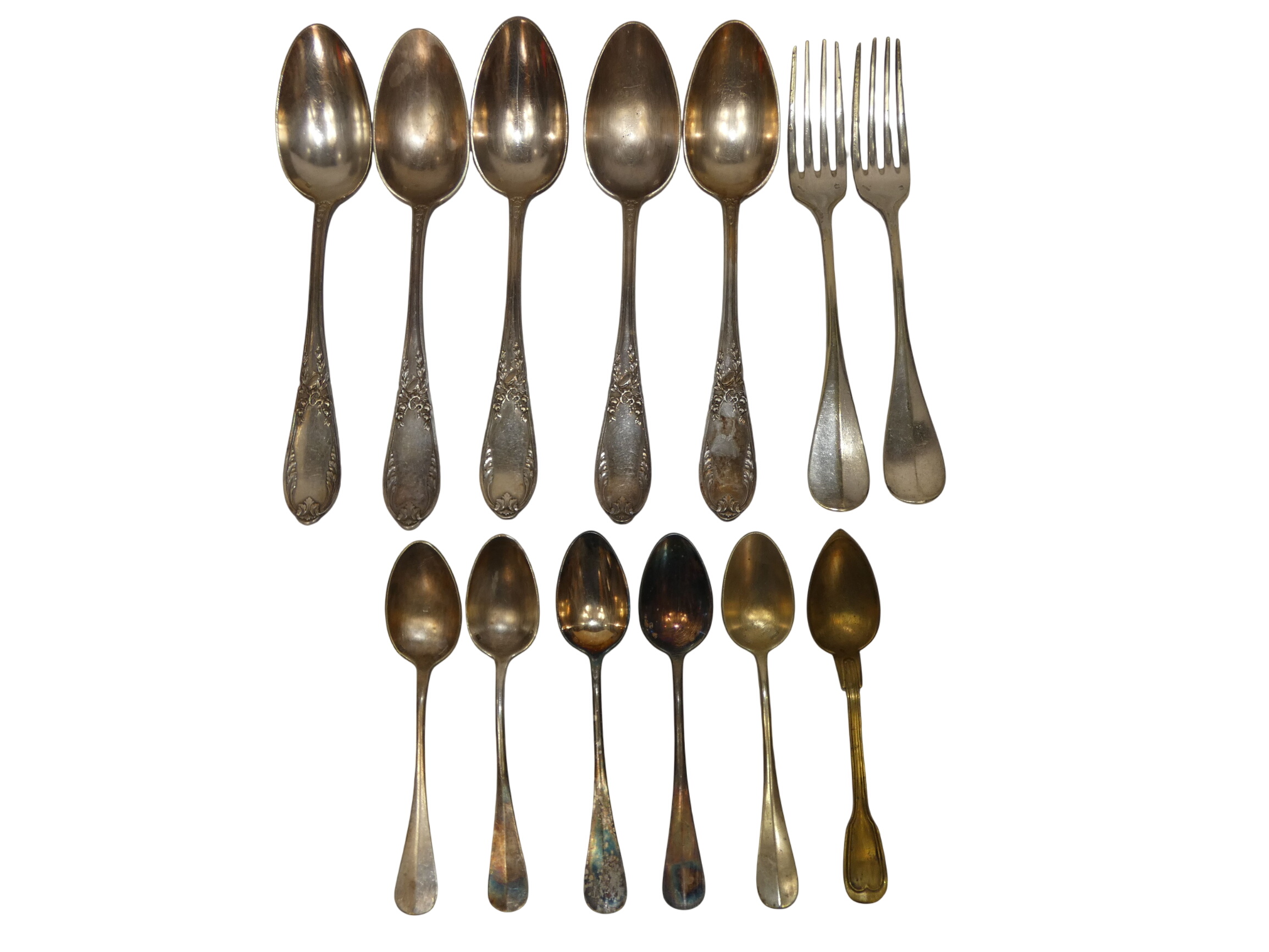 Ensemble de 13 couverts en métal argenté dépareillés Bon état - 49,00 € Ensemble de 13 couverts en métal argenté dépareillés Bon état reconditionné disponible sur Label Emmaüs