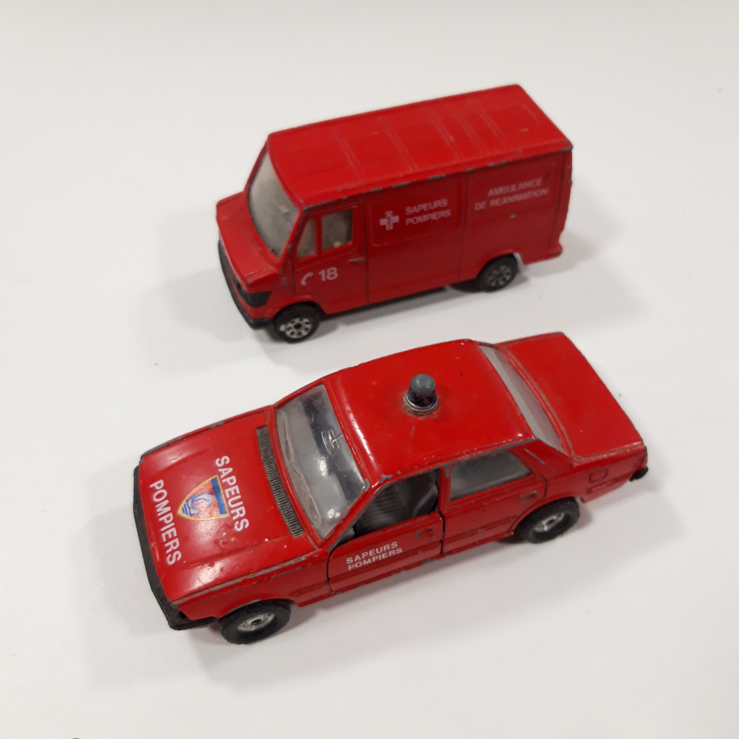 Acheter Ensemble de 2 voitures de collection Sapeurs Pompiers Corgi État correct - 18,00 € Ensemble de 2 voitures de collection Sapeurs Pompiers Corgi État correct reconditionné disponible sur Label Emmaüs