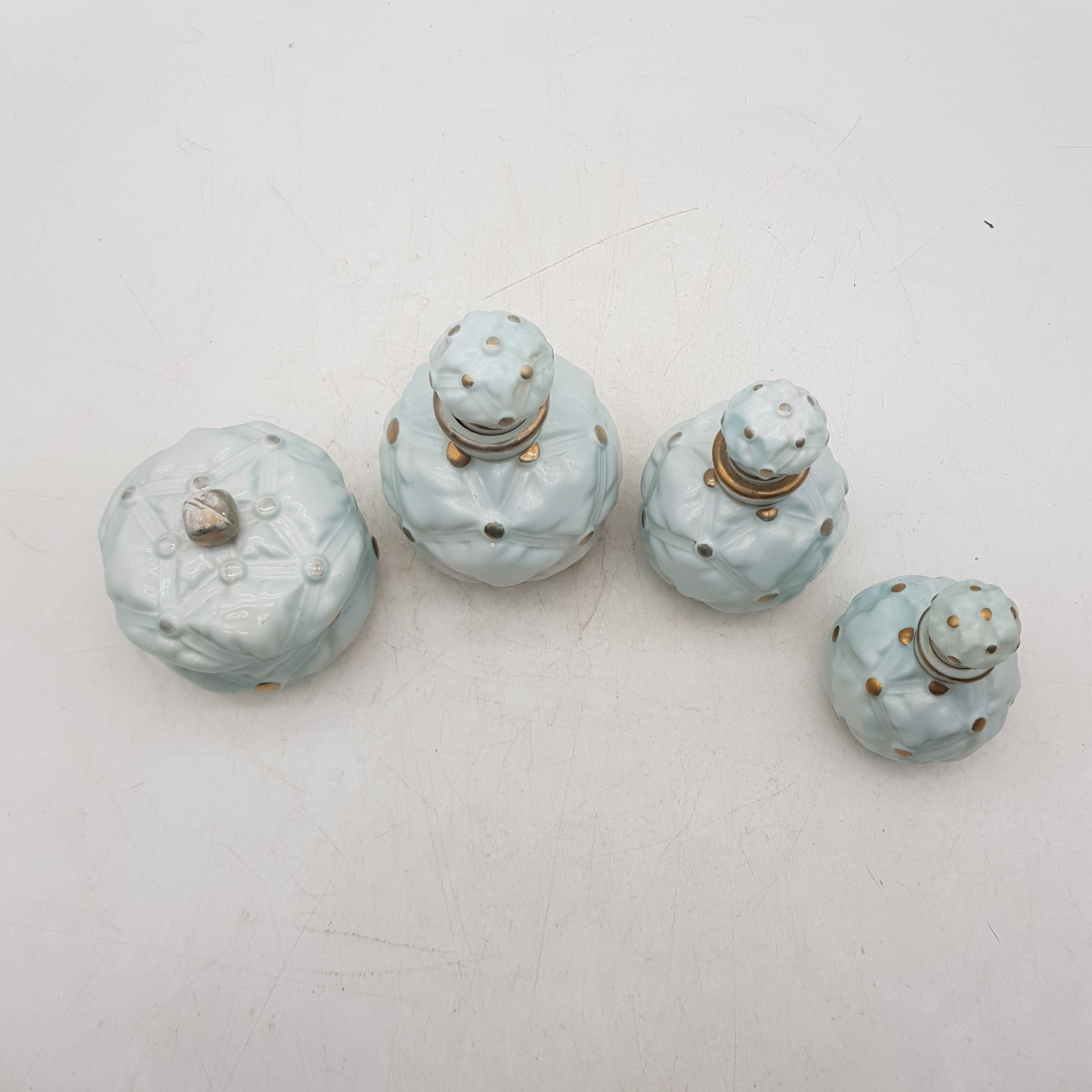 Voir photo 3 de Ensemble de 3 flacons et 1 pot en porcelaine ancien année 20/30 Ensemble de 3 flacons et 1 pot en porcelaine ancien année 20/30 reconditionné photo 3