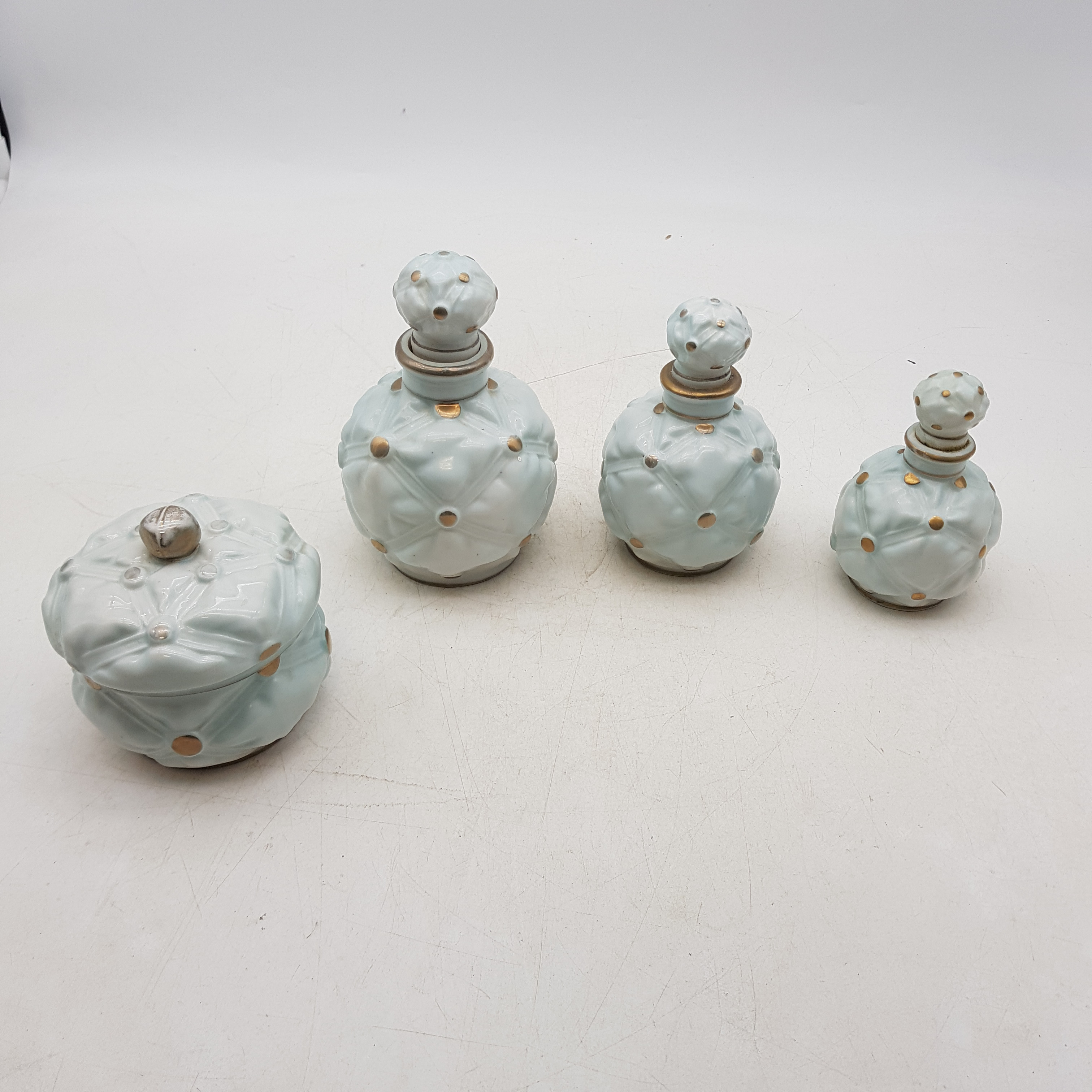 Voir photo 4 de Ensemble de 3 flacons et 1 pot en porcelaine ancien année 20/30 Ensemble de 3 flacons et 1 pot en porcelaine ancien année 20/30 reconditionné photo 4