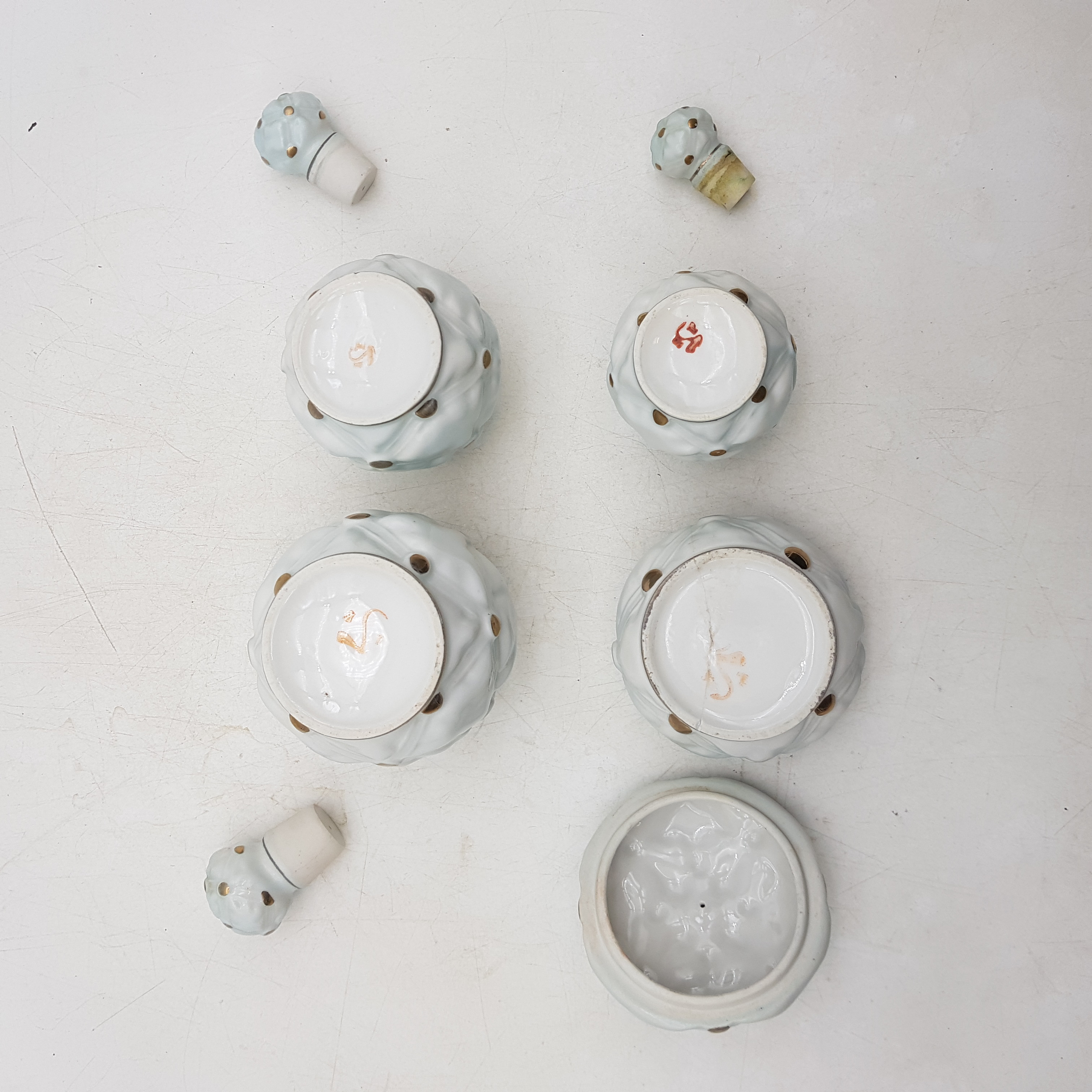 Voir photo 5 de Ensemble de 3 flacons et 1 pot en porcelaine ancien année 20/30 Ensemble de 3 flacons et 1 pot en porcelaine ancien année 20/30 reconditionné photo 5