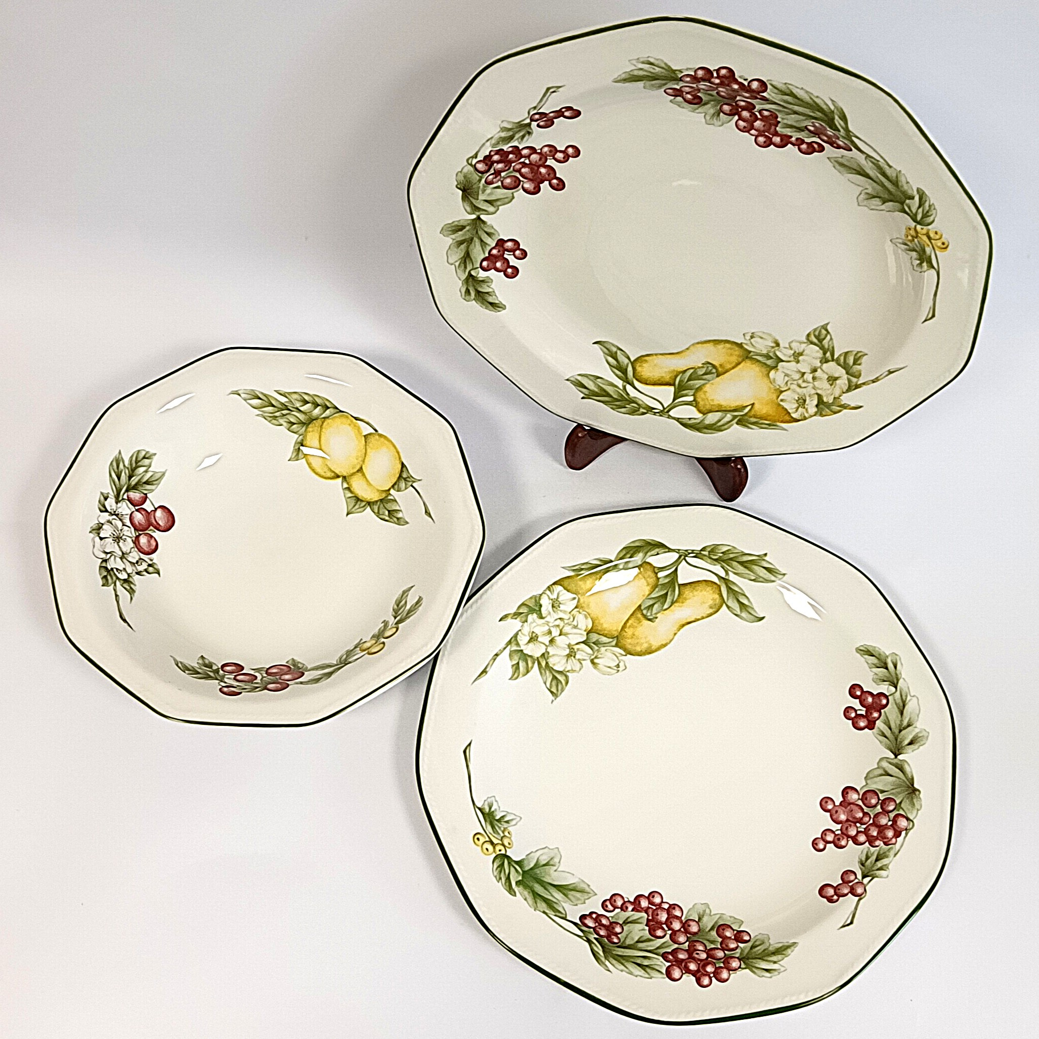 Voir photo 2 de Ensemble de 3 plats anciens Churchill – Fine English Tableware – Décor fruits, Staffordshire Ensemble de 3 plats anciens Churchill – Fine English Tableware – Décor fruits, Staffordshire reconditionné photo 2