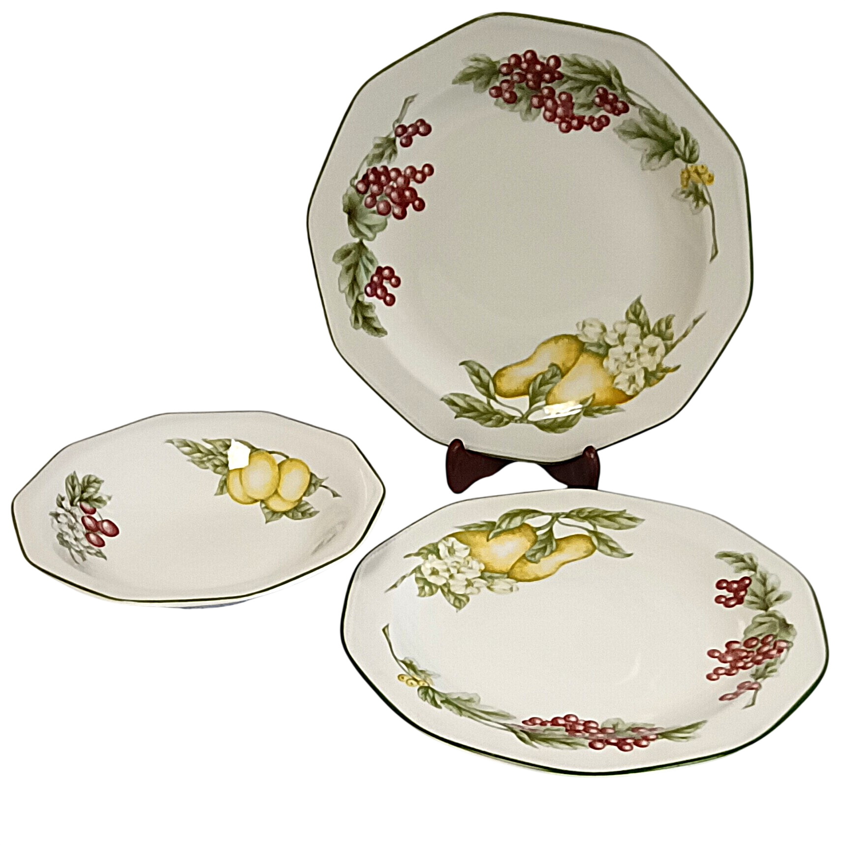 Acheter Ensemble de 3 plats anciens Churchill – Fine English Tableware – Décor fruits, Staffordshire - 22,50 € Ensemble de 3 plats anciens Churchill – Fine English Tableware – Décor fruits, Staffordshire reconditionné disponible sur Label Emmaüs