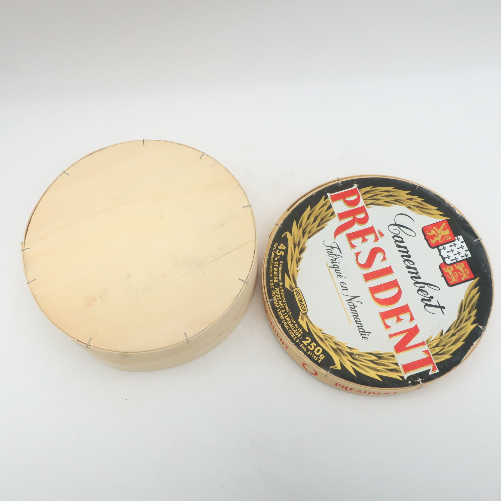 Voir photo 13 de Ensemble de 6 assiettes à fromage " Président " en porcelaine de Limoges Yves Deshoulières dans leurs boite en carton Ensemble de 6 assiettes à fromage " Président " en porcelaine de Limoges Yves Deshoulières dans leurs boite en carton Très bon état reconditionné photo 13
