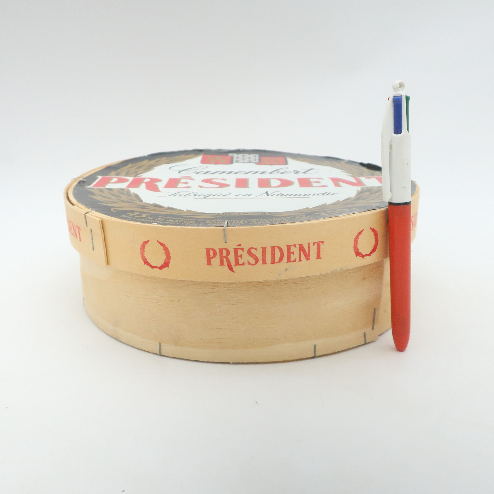 Voir photo 14 de Ensemble de 6 assiettes à fromage " Président " en porcelaine de Limoges Yves Deshoulières dans leurs boite en carton Ensemble de 6 assiettes à fromage " Président " en porcelaine de Limoges Yves Deshoulières dans leurs boite en carton Très bon état reconditionné photo 14