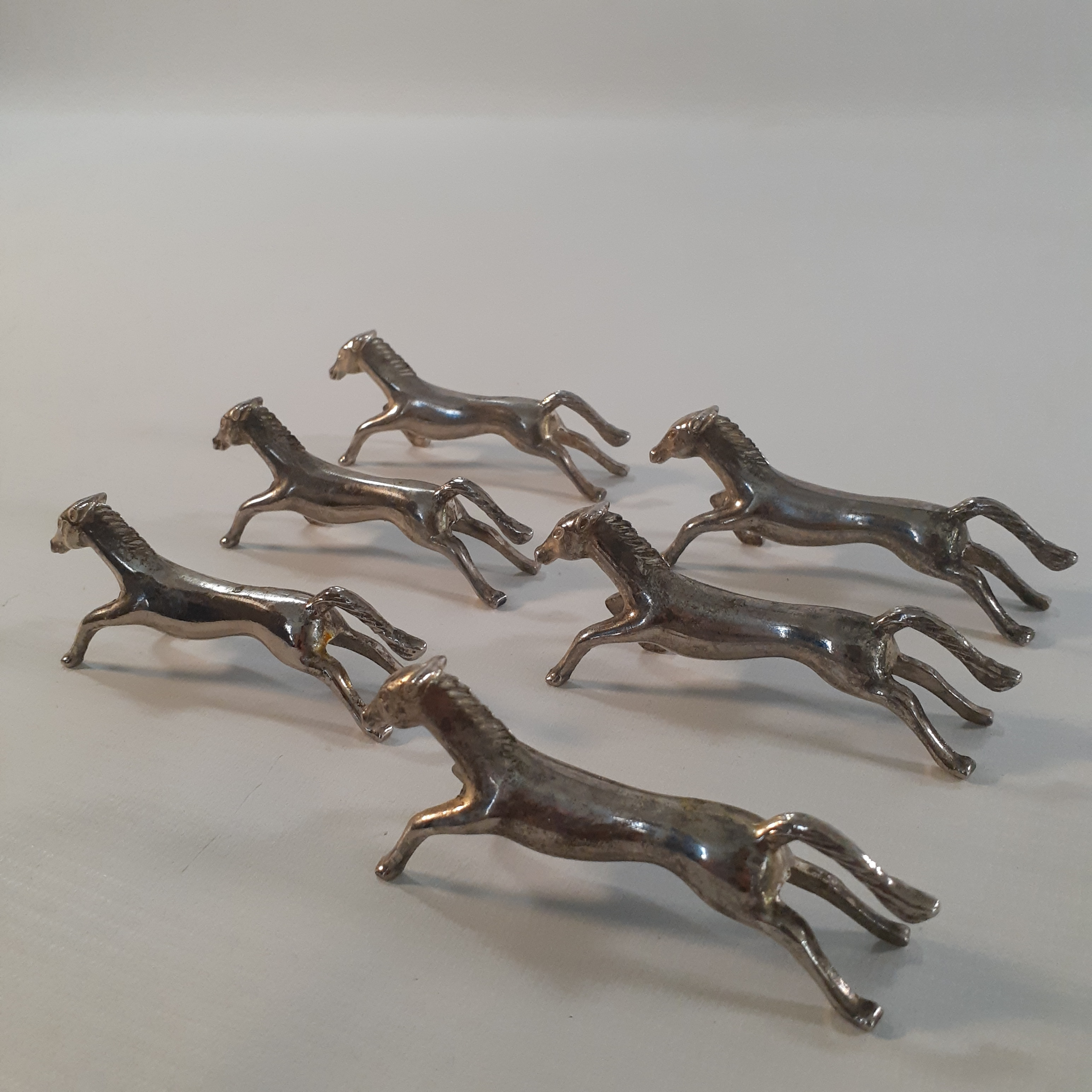 Voir photo 4 de Ensemble de 6 chevaux au galop – Porte couverts - Métal argenté Ensemble de 6 chevaux au galop – Porte couverts - Métal argenté reconditionné photo 4