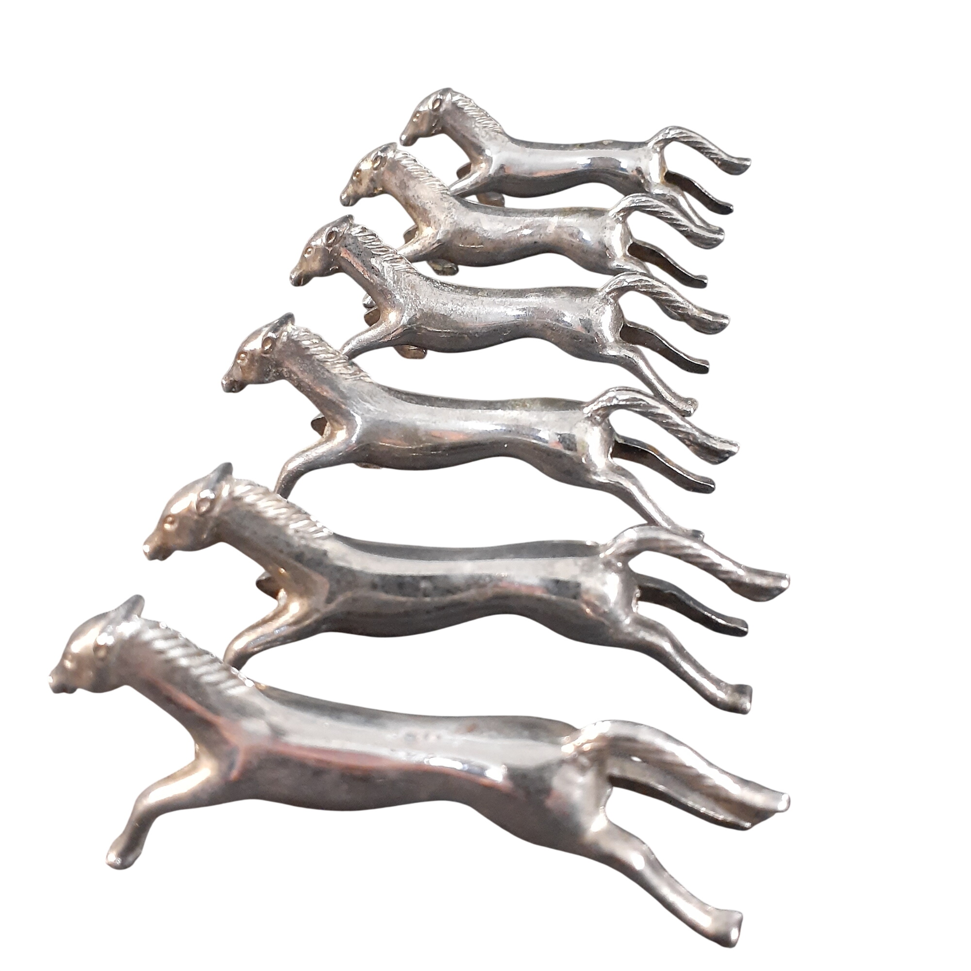 Ensemble de 6 chevaux au galop – Porte couverts - Métal argenté - 14,40 € Ensemble de 6 chevaux au galop – Porte couverts - Métal argenté reconditionné disponible sur Label Emmaüs