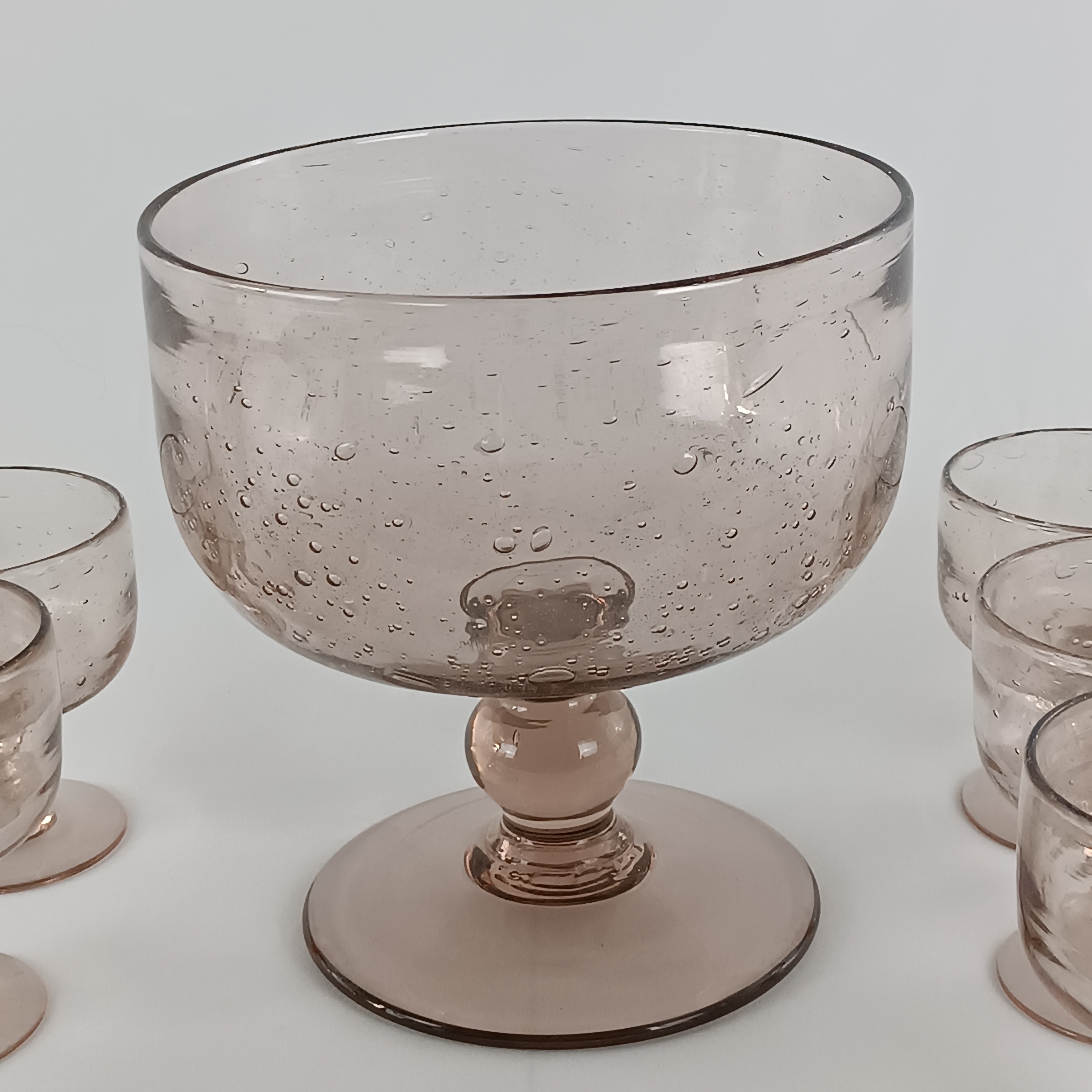 Voir photo 2 de Ensemble de 6 coupes et leur saladier en verre soufflé à bulles Ensemble de 6 coupes et leur saladier en verre soufflé à bulles Très bon état reconditionné photo 2
