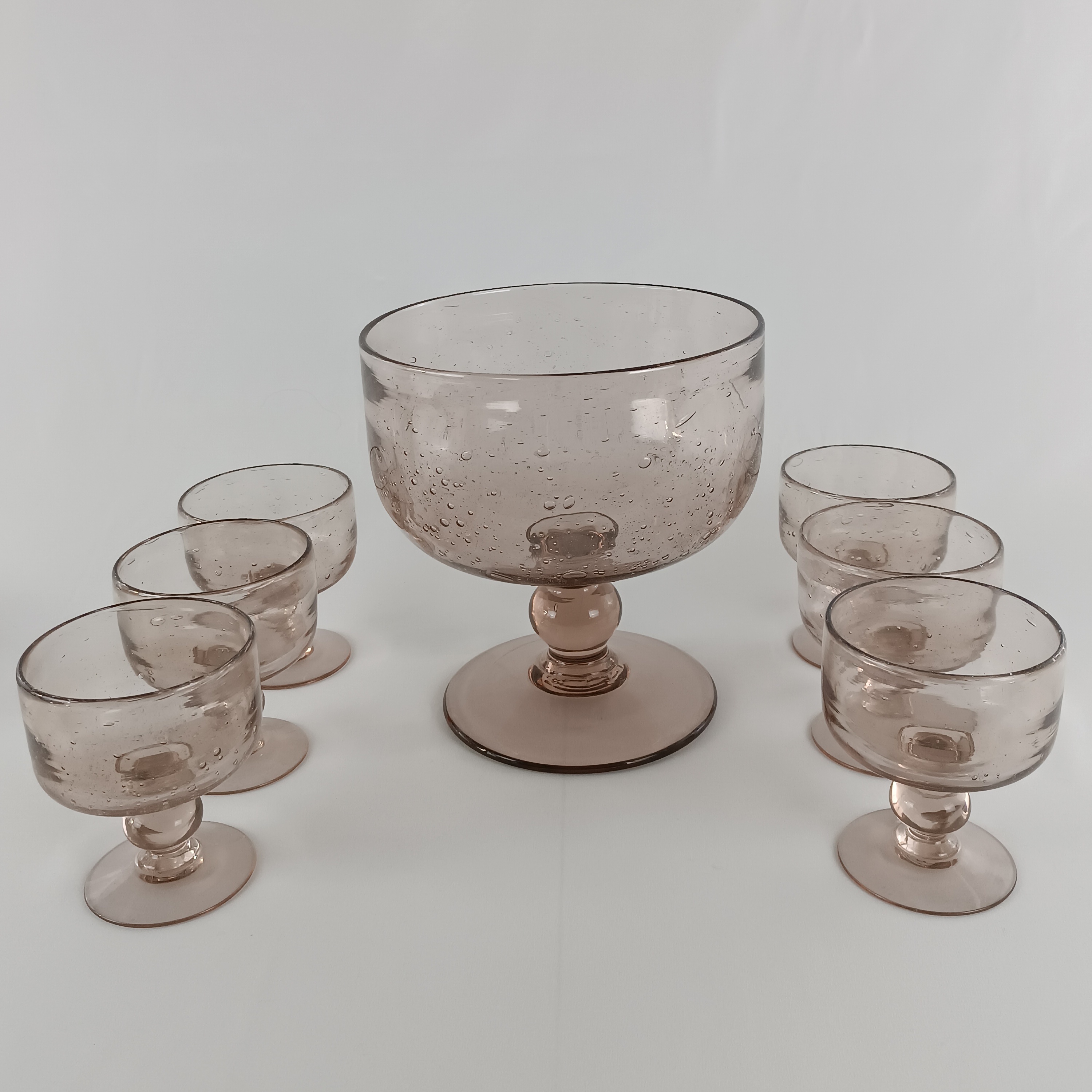 Acheter Ensemble de 6 coupes et leur saladier en verre soufflé à bulles Très bon état - 29,00 € Ensemble de 6 coupes et leur saladier en verre soufflé à bulles Très bon état reconditionné disponible sur Label Emmaüs