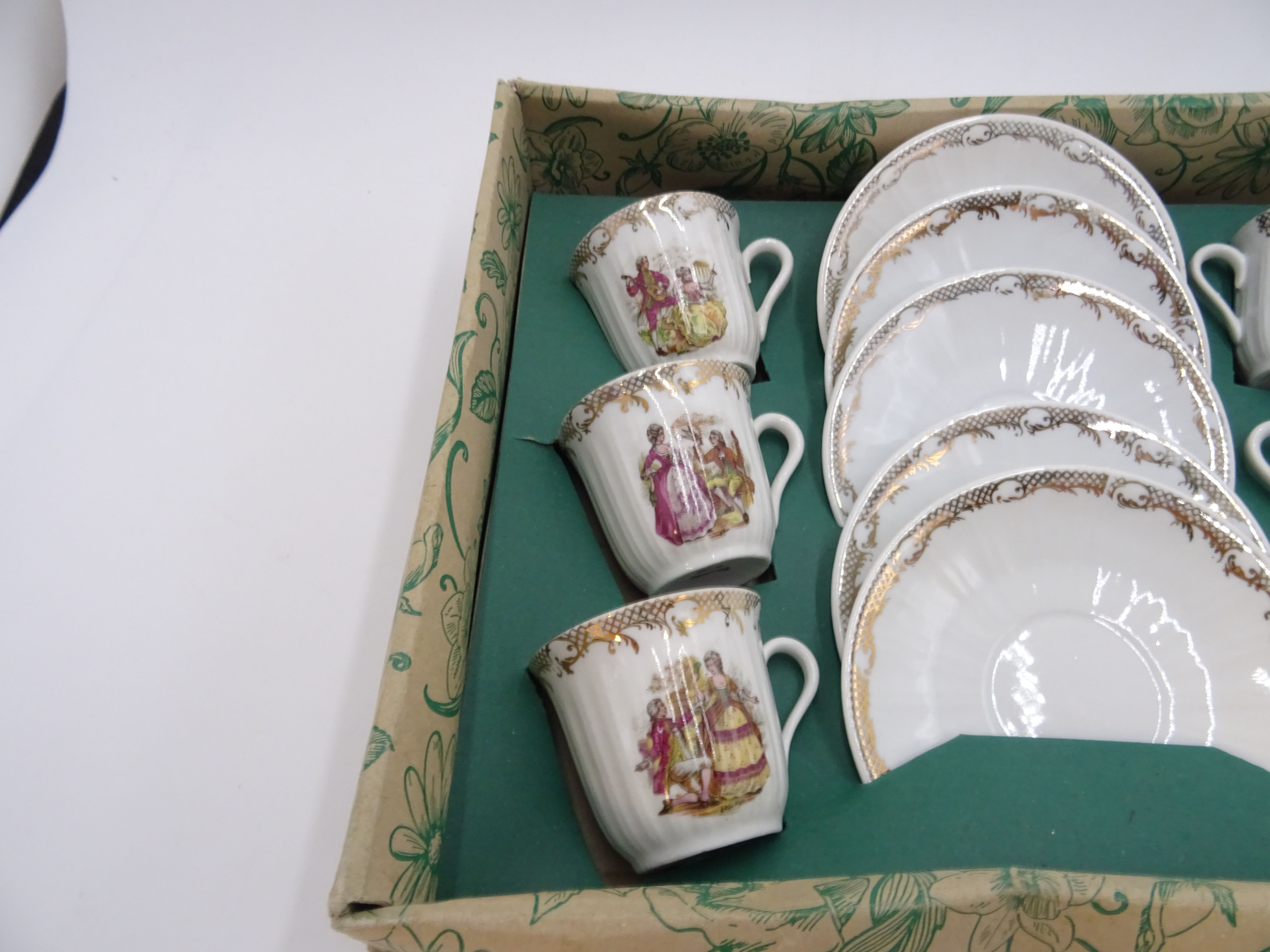 Voir photo 10 de Ensemble de 6 tasses et sous tasses en porcelaine vintage. Ensemble de 6 tasses et sous tasses en porcelaine vintage. Bon état reconditionné photo 10