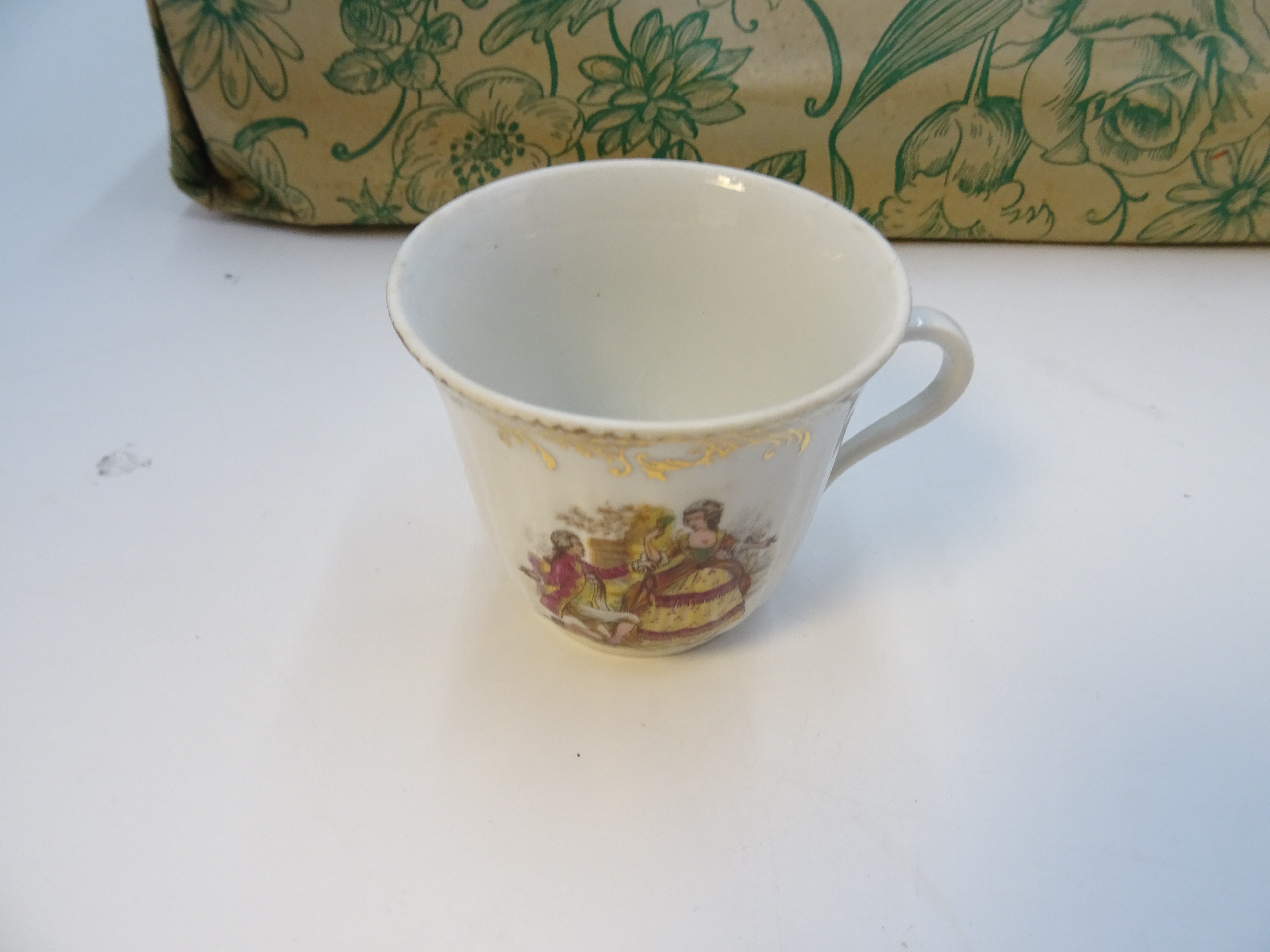 Voir photo 2 de Ensemble de 6 tasses et sous tasses en porcelaine vintage. Ensemble de 6 tasses et sous tasses en porcelaine vintage. Bon état reconditionné photo 2