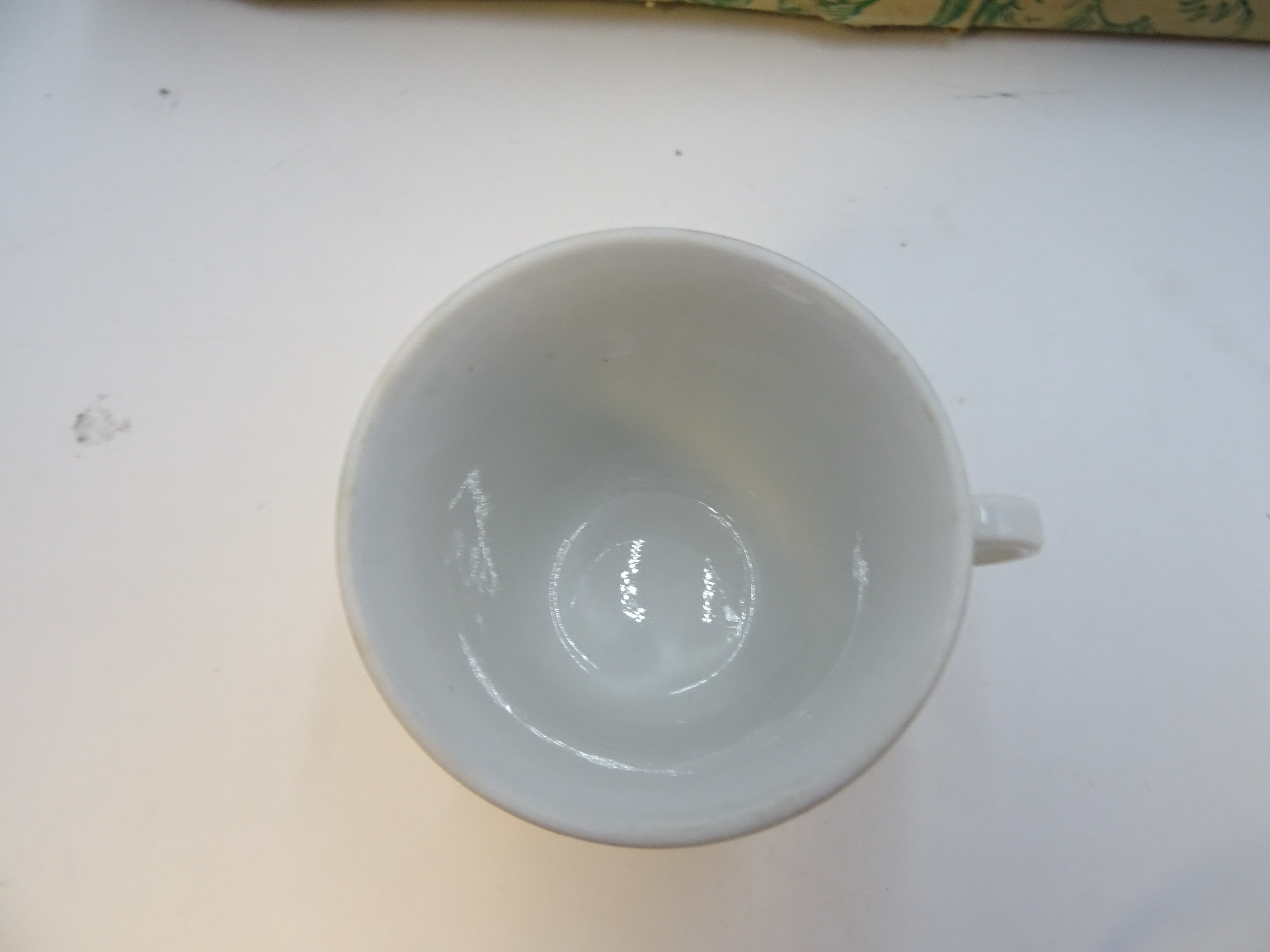 Voir photo 3 de Ensemble de 6 tasses et sous tasses en porcelaine vintage. Ensemble de 6 tasses et sous tasses en porcelaine vintage. Bon état reconditionné photo 3