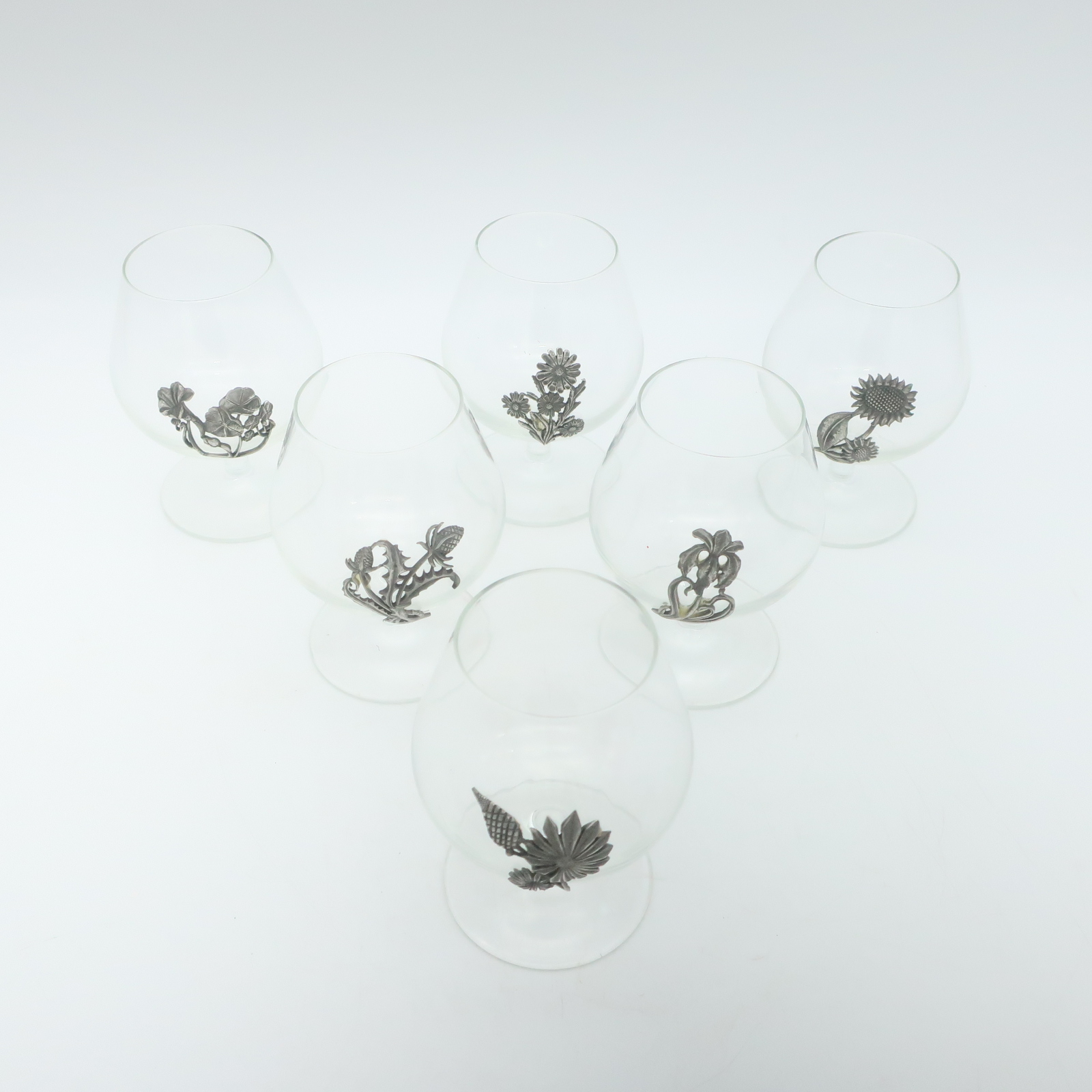Voir photo 2 de Ensemble de 6 Verres à Cognac à motif floral en etain Ensemble de 6 Verres à Cognac à motif floral en etain Bon état reconditionné photo 2