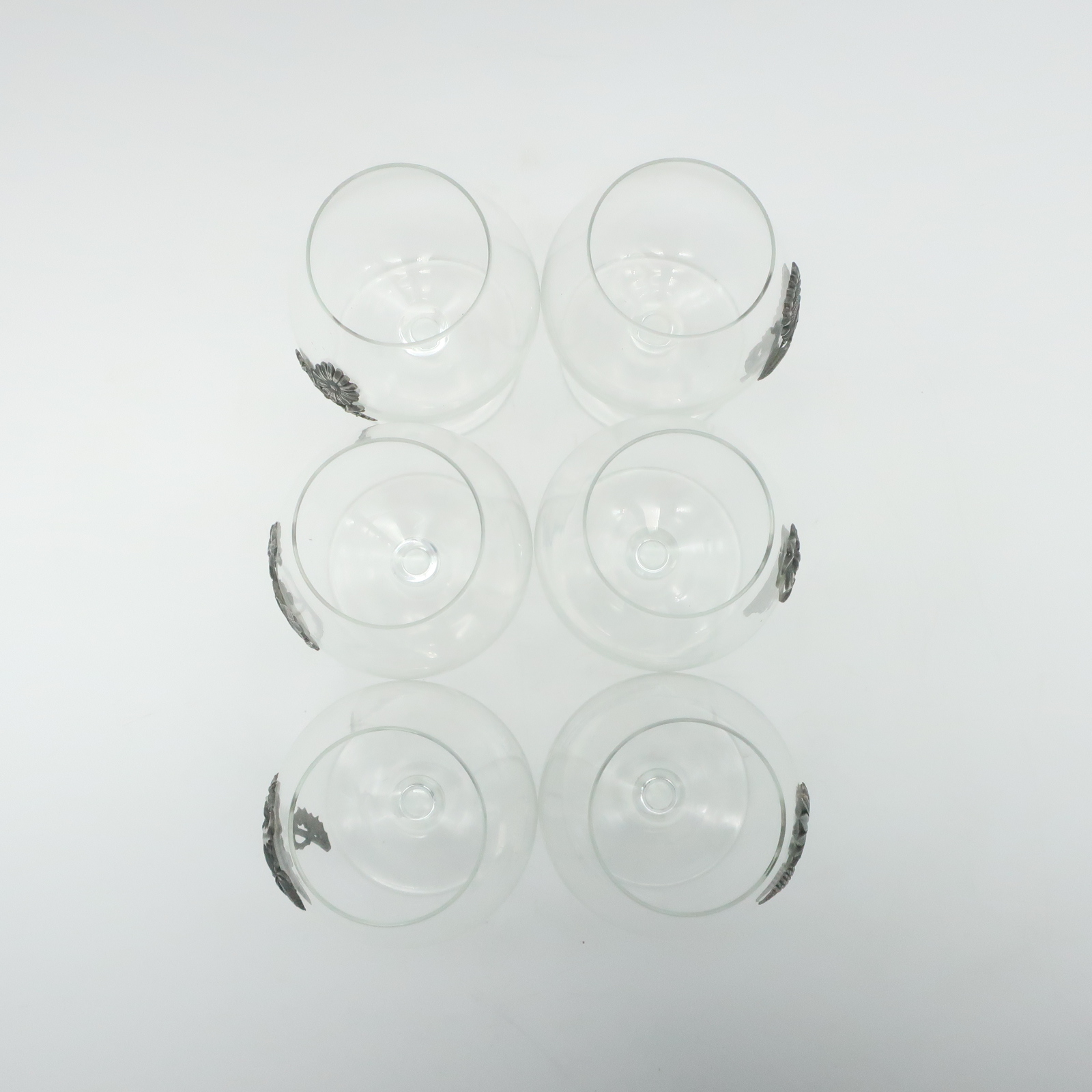 Voir photo 3 de Ensemble de 6 Verres à Cognac à motif floral en etain Ensemble de 6 Verres à Cognac à motif floral en etain Bon état reconditionné photo 3