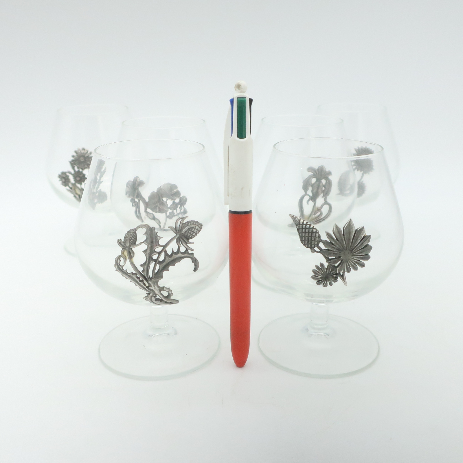 Voir photo 5 de Ensemble de 6 Verres à Cognac à motif floral en etain Ensemble de 6 Verres à Cognac à motif floral en etain Bon état reconditionné photo 5