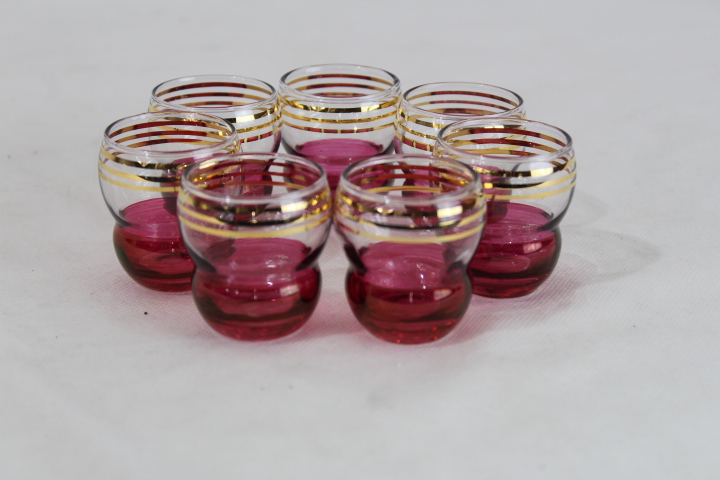 Voir photo 2 de Ensemble de 6 verres à liqueur vintage en verre rose avec des rayures dorées. Ensemble de 6 verres à liqueur vintage en verre rose avec des rayures dorées. Très bon état reconditionné photo 2