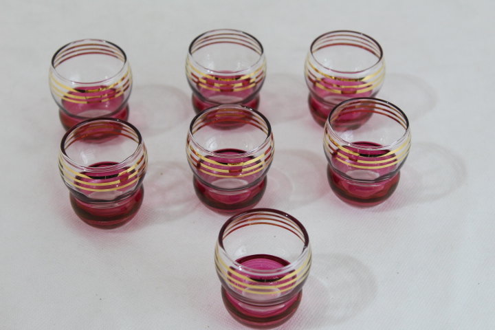 Voir photo 3 de Ensemble de 6 verres à liqueur vintage en verre rose avec des rayures dorées. Ensemble de 6 verres à liqueur vintage en verre rose avec des rayures dorées. Très bon état reconditionné photo 3