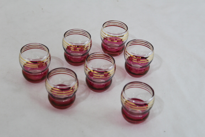 Voir photo 4 de Ensemble de 6 verres à liqueur vintage en verre rose avec des rayures dorées. Ensemble de 6 verres à liqueur vintage en verre rose avec des rayures dorées. Très bon état reconditionné photo 4