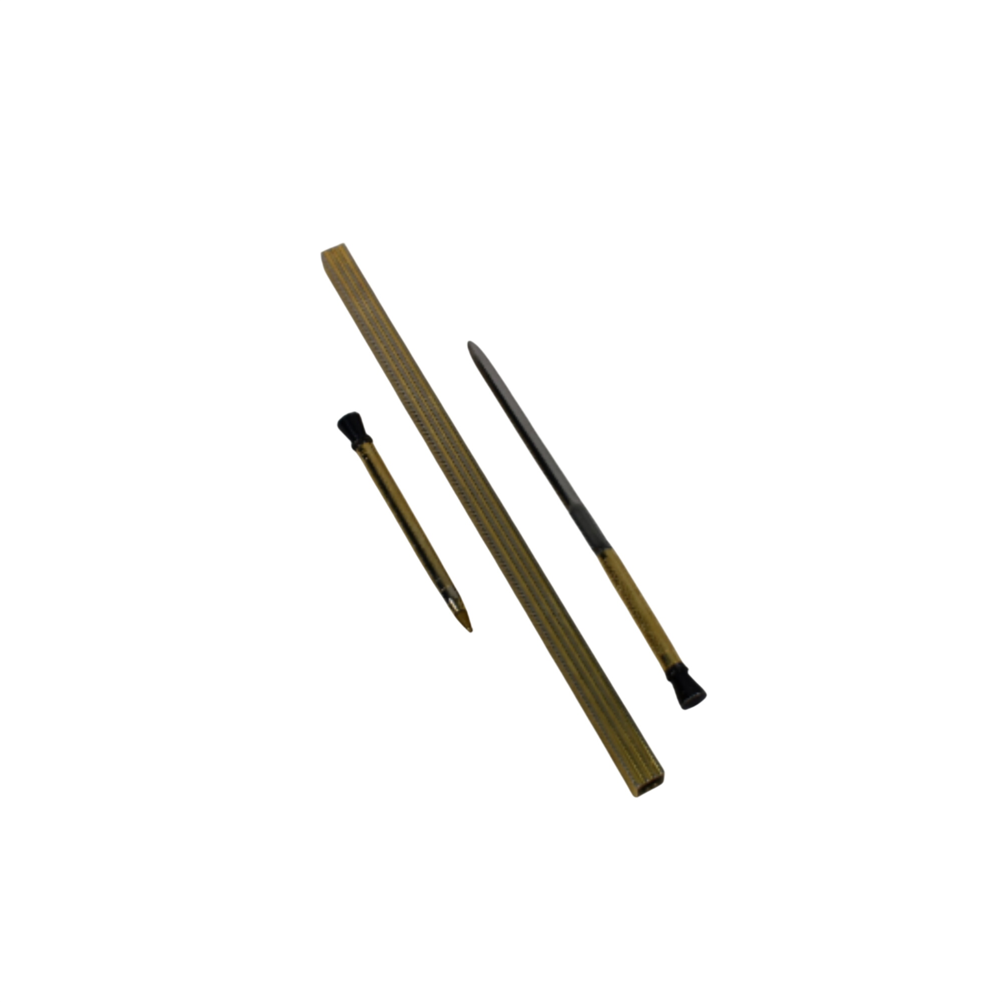 Ensemble de bureau : coupe-papier, stylo et règle Bon état - 15,00 € Ensemble de bureau : coupe-papier, stylo et règle Bon état reconditionné disponible sur Label Emmaüs