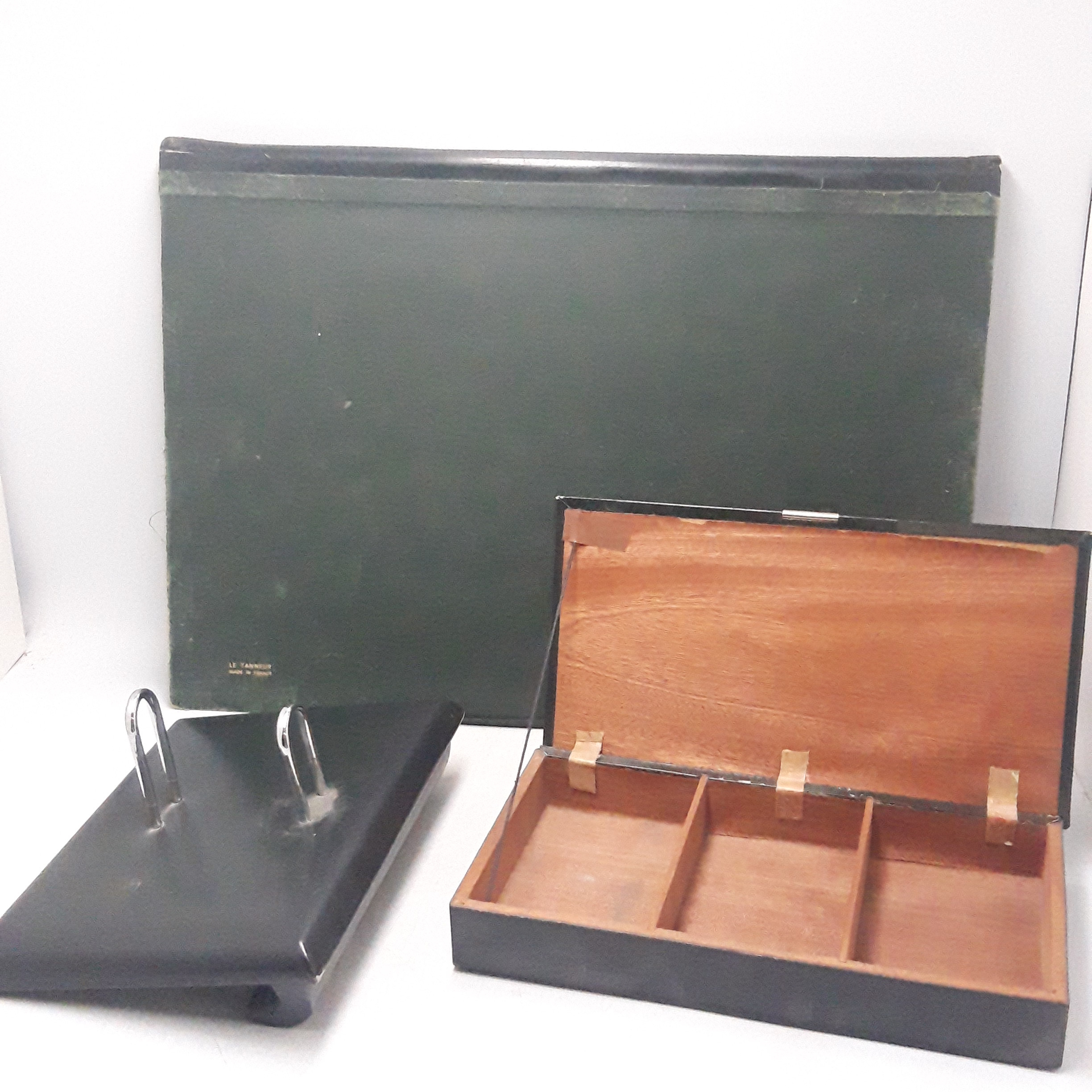 Voir photo 2 de Ensemble de bureau en cuir noir, divers accessoires Ensemble de bureau en cuir noir, divers accessoires État correct reconditionné photo 2