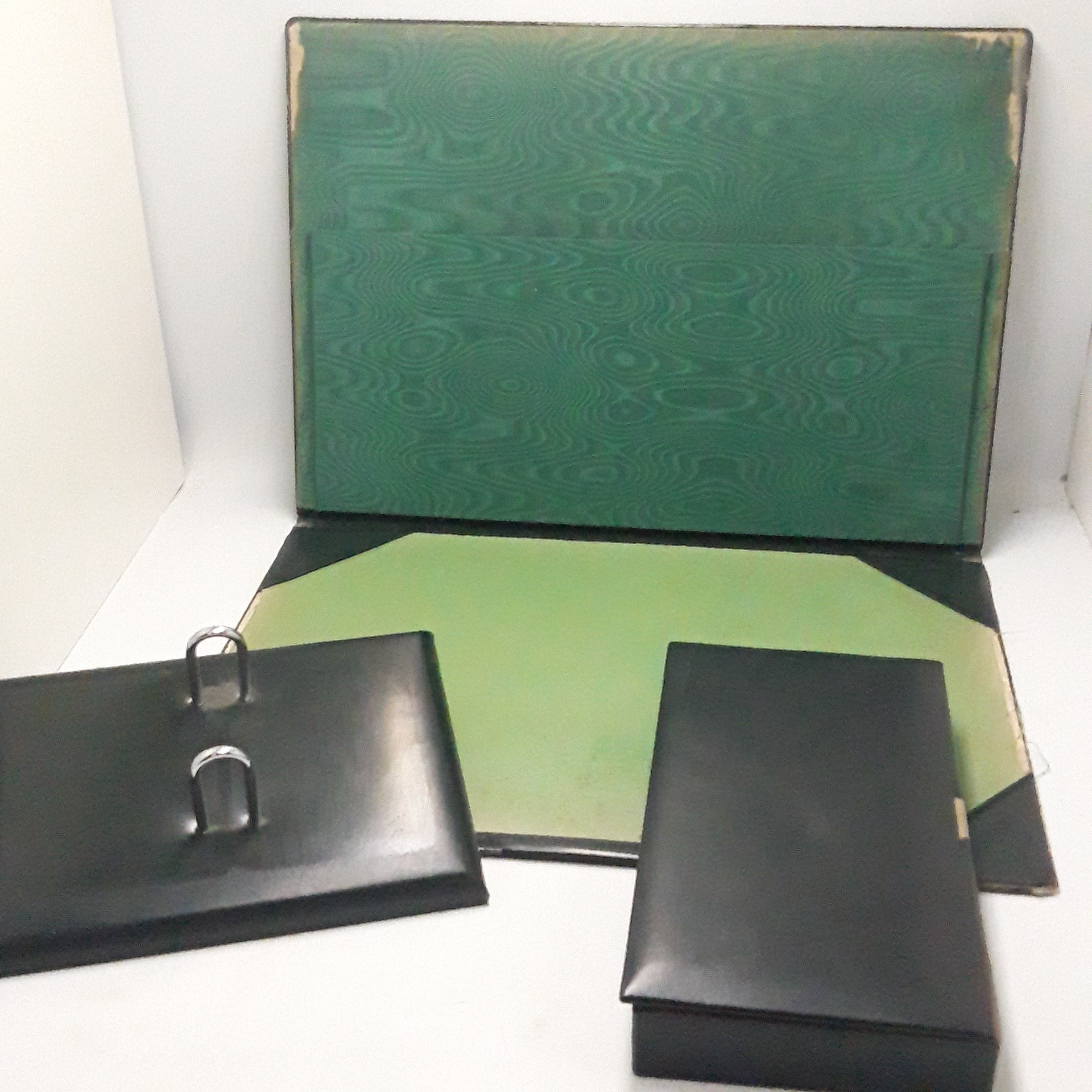 Voir photo 6 de Ensemble de bureau en cuir noir, divers accessoires Ensemble de bureau en cuir noir, divers accessoires État correct reconditionné photo 6