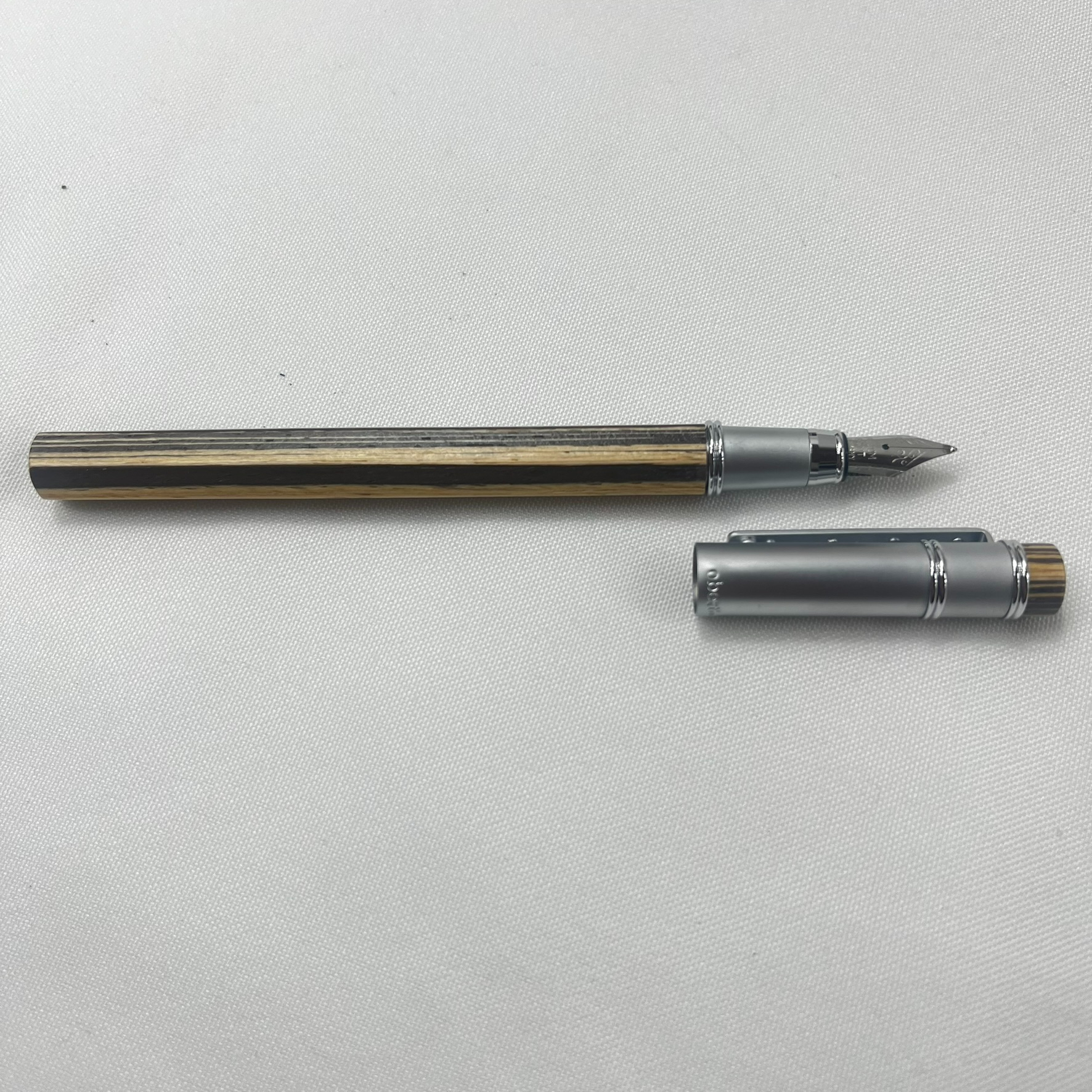Voir photo 5 de Ensemble de bureau un porte crayon en onyx et un stylo plume Oberthur Ensemble de bureau un porte crayon en onyx et un stylo plume Oberthur Très bon état reconditionné photo 5