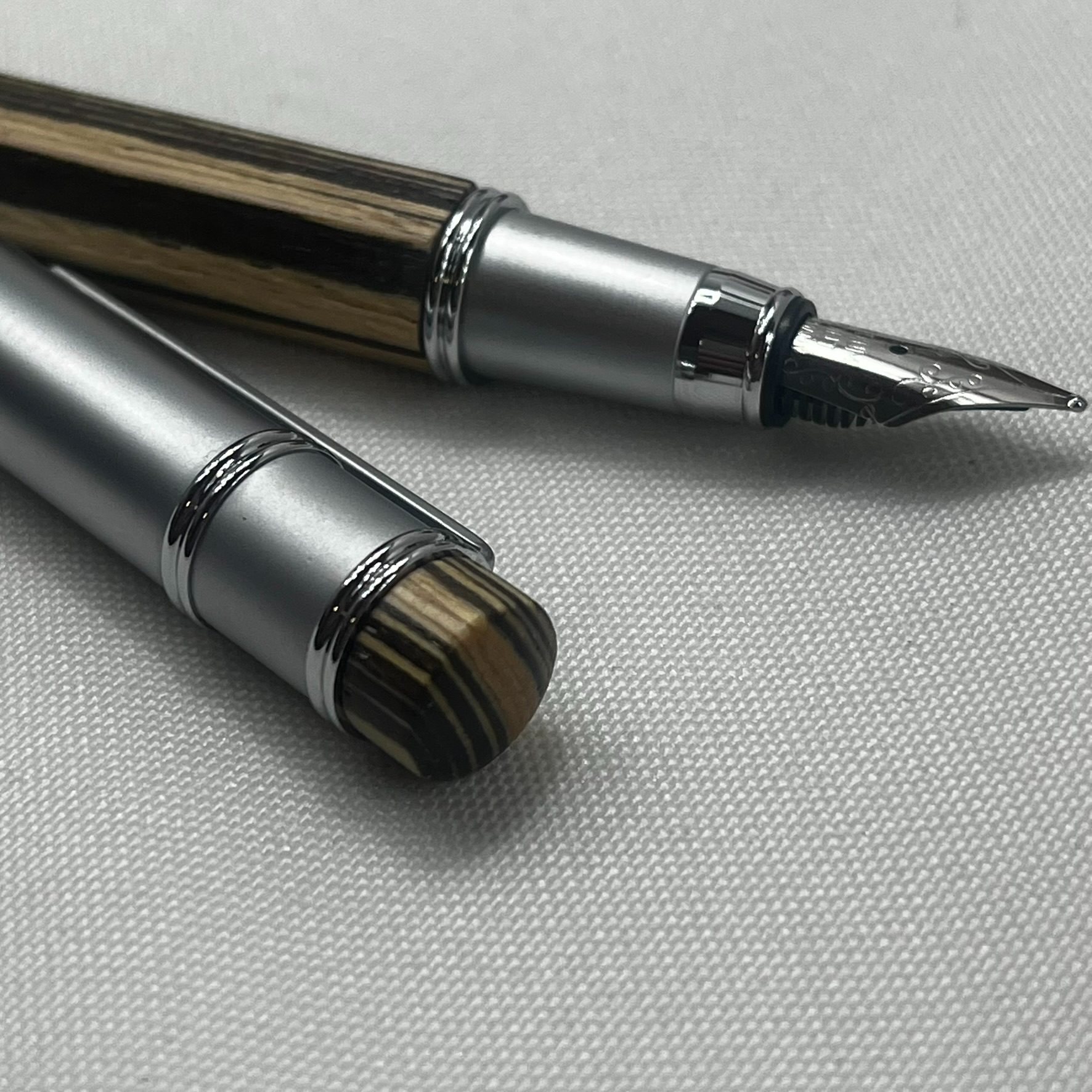 Voir photo 6 de Ensemble de bureau un porte crayon en onyx et un stylo plume Oberthur Ensemble de bureau un porte crayon en onyx et un stylo plume Oberthur Très bon état reconditionné photo 6