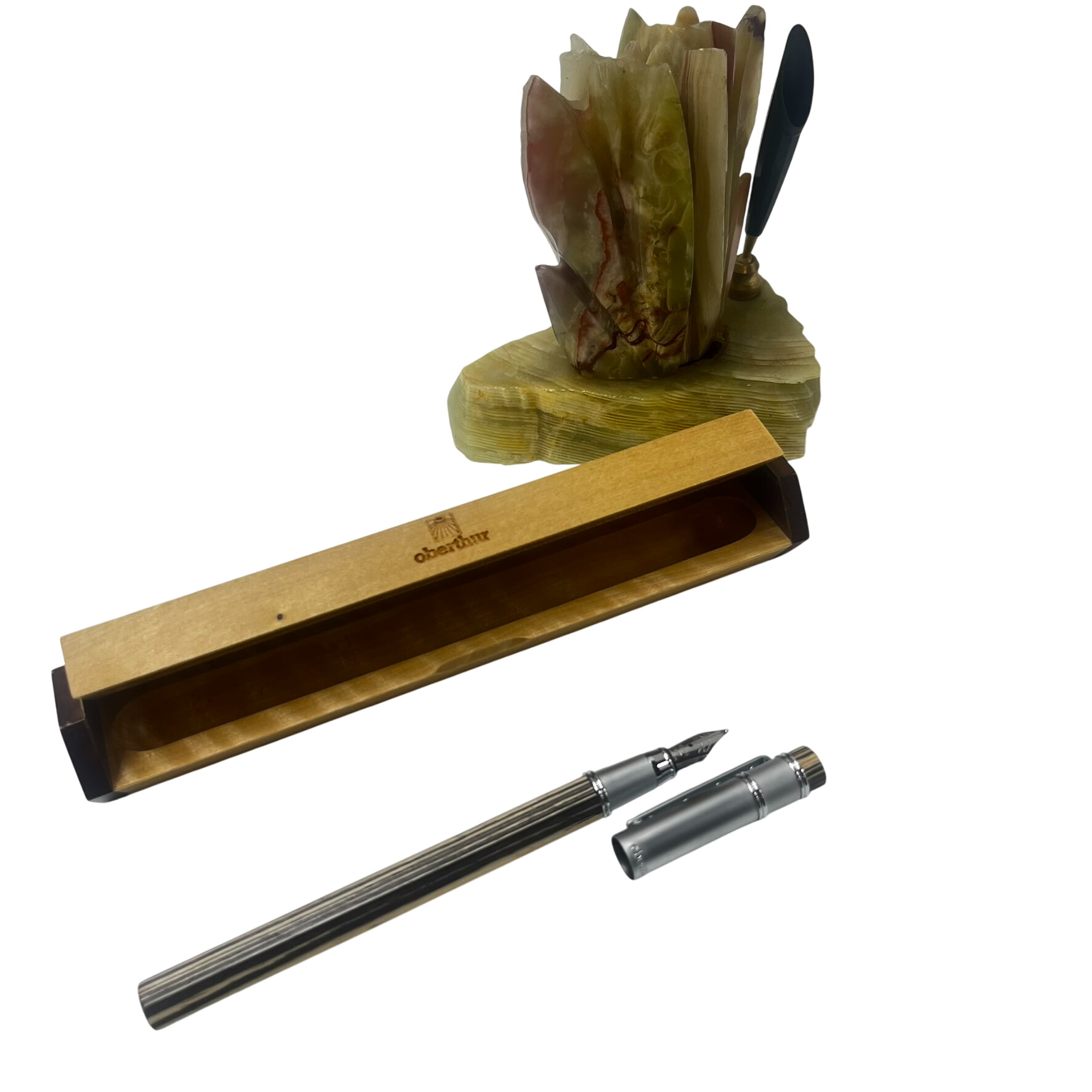 Ensemble de bureau un porte crayon en onyx et un stylo plume Oberthur Très bon état - 43,00 € Ensemble de bureau un porte crayon en onyx et un stylo plume Oberthur Très bon état reconditionné disponible sur Label Emmaüs