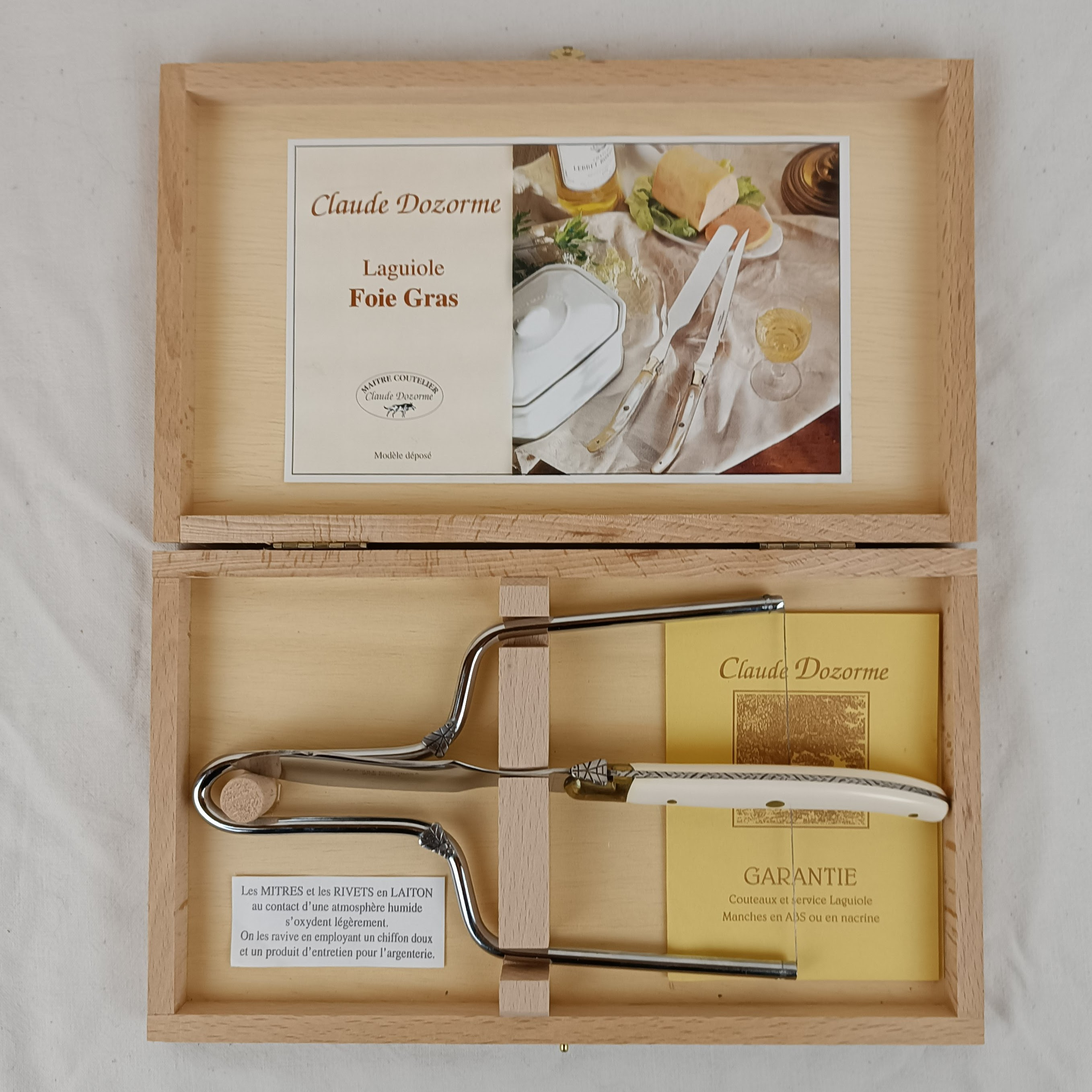 Voir photo 2 de Ensemble de couverts à Foie gras "Laguiole", par Claude DOZORME, dans sa boite d'origine Ensemble de couverts à Foie gras "Laguiole", par Claude DOZORME, dans sa boite d'origine reconditionné photo 2