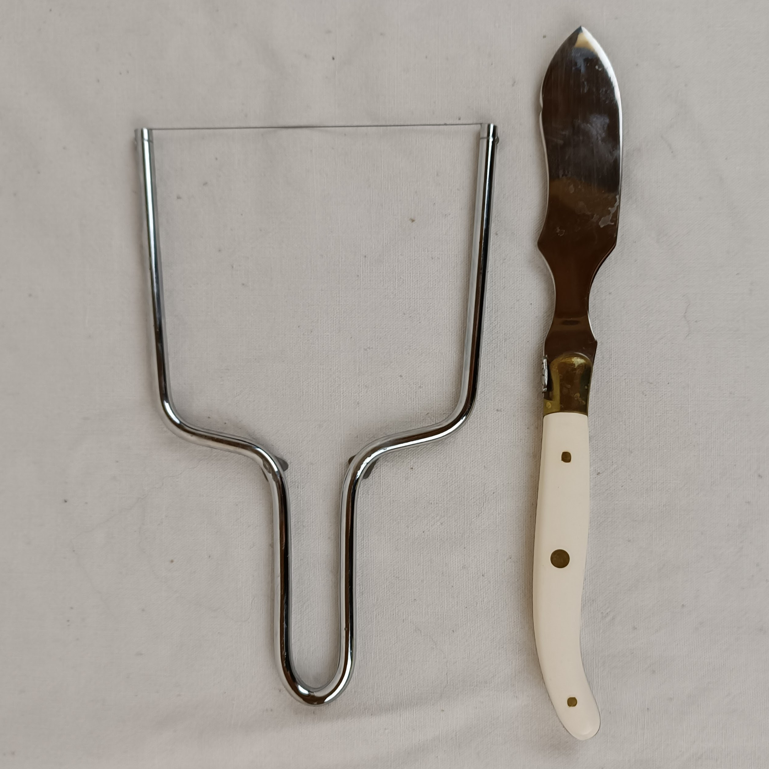 Voir photo 3 de Ensemble de couverts à Foie gras "Laguiole", par Claude DOZORME, dans sa boite d'origine Ensemble de couverts à Foie gras "Laguiole", par Claude DOZORME, dans sa boite d'origine reconditionné photo 3