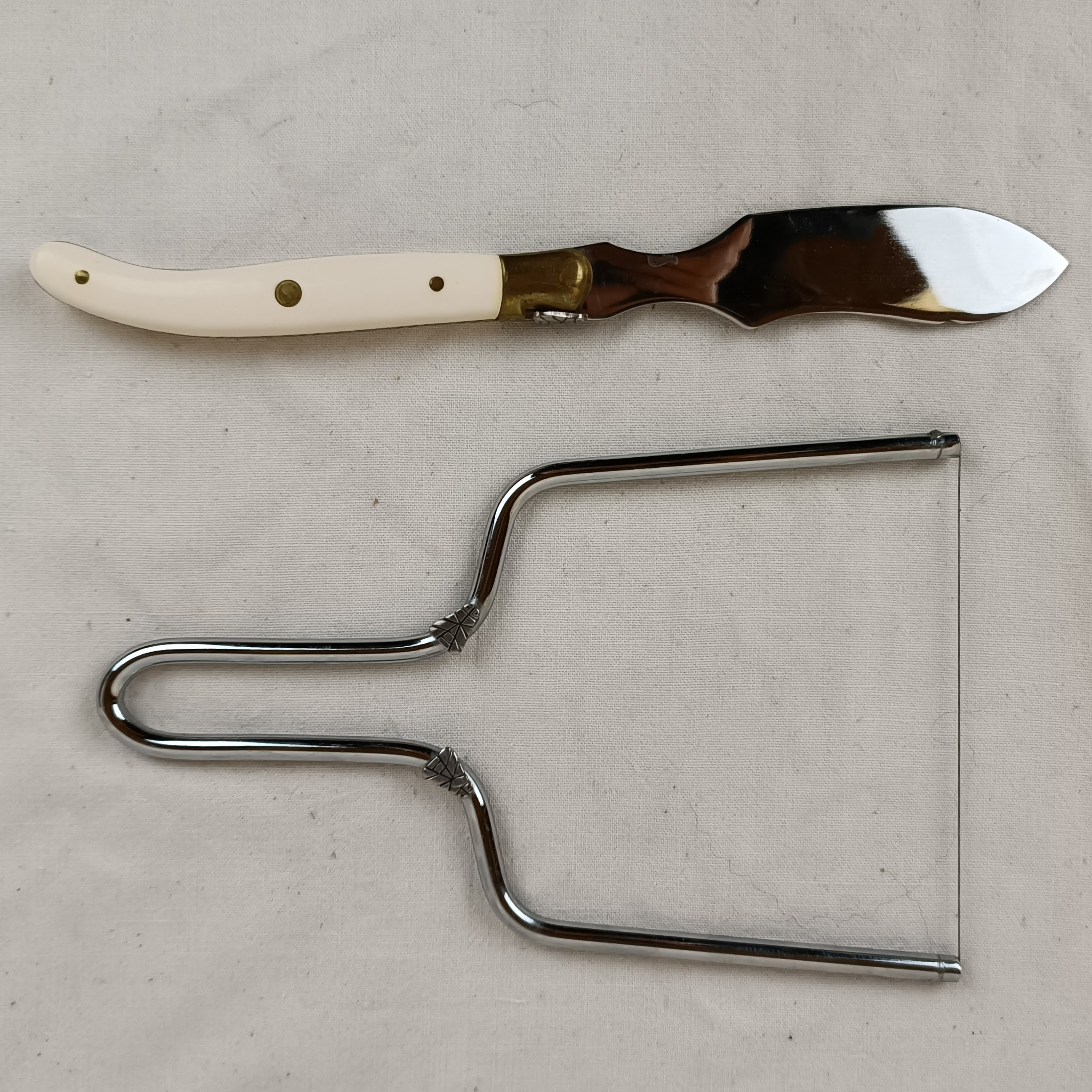 Voir photo 4 de Ensemble de couverts à Foie gras "Laguiole", par Claude DOZORME, dans sa boite d'origine Ensemble de couverts à Foie gras "Laguiole", par Claude DOZORME, dans sa boite d'origine reconditionné photo 4